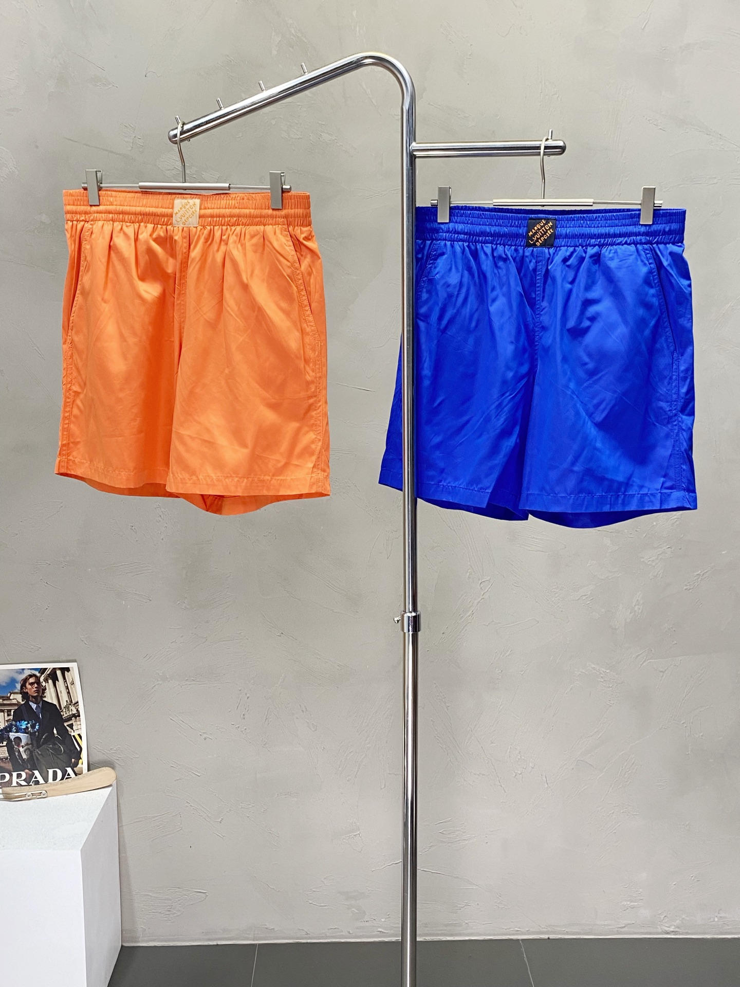 NO:156053,.Prada exclusively offers the new spring and summer casual pants and shorts high-end version!  Customized fabrics for counters are breathable and comfortable, with impeccable details. The brand element design concept reflects high quality. The feel is delicate and soft!  It is casually cut, with a great upper body style!  Code number M-3XL, prada, prada, shorts, alexander wang19860909.Prada普拉达独家专供新款春夏休闲裤短裤高端版本！专柜定制面料 透气舒适度高,细节无可挑剔.品牌元素设计理念,体现高品质.手感细腻柔软！呈现休闲裁剪,上身版型超赞！码数M-3XL,,prada,prada,shorts,alexander wang,Men's clothing