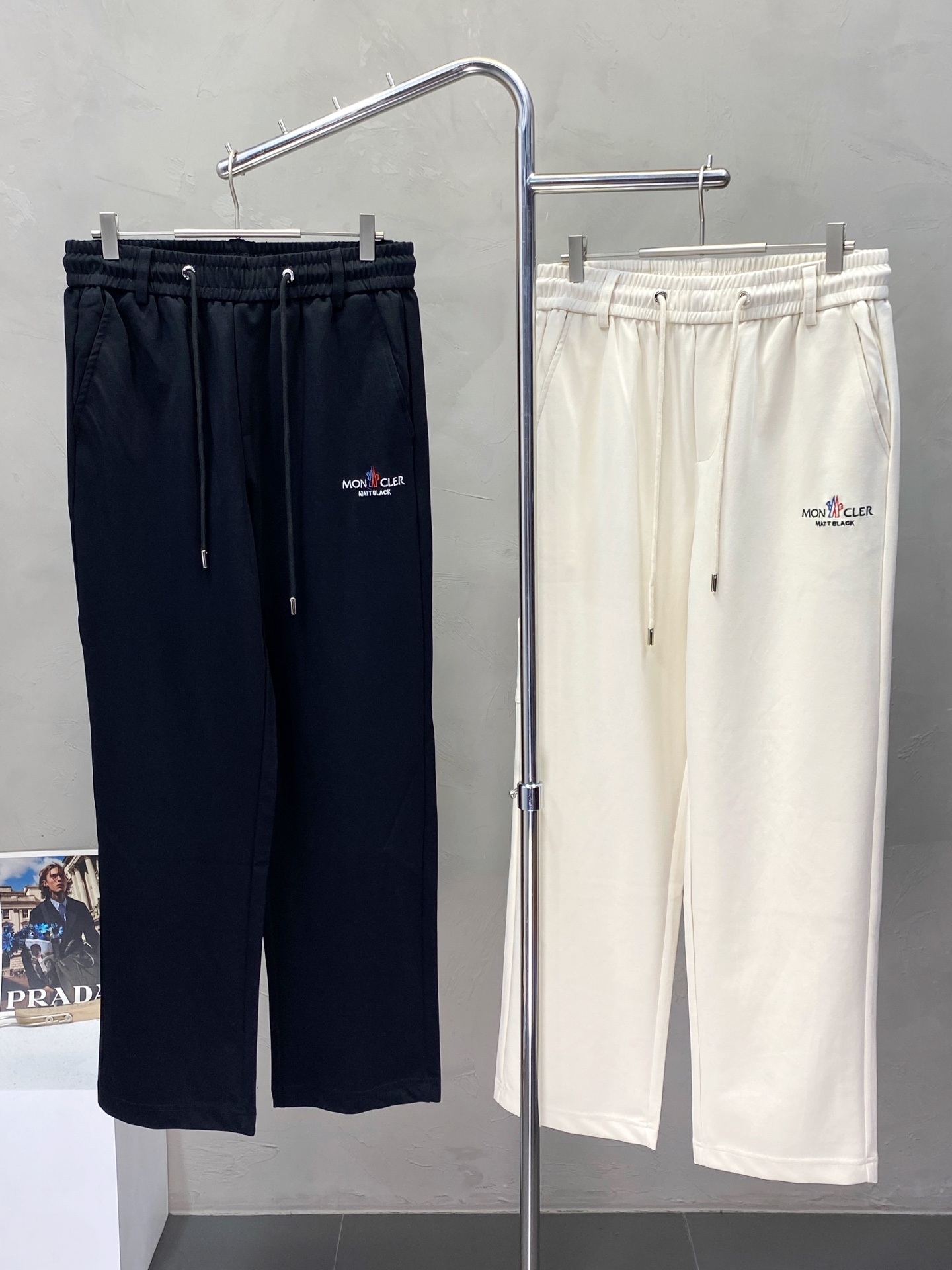 NO:155947,.Moncler masked exclusively for new spring and summer casual pants, high-end version!  Customized fabrics for counters are breathable and comfortable, with impeccable details. The brand element design concept reflects high quality. The feel is delicate and soft!  It is casually cut, with a great upper body style!  Code number M-3XL, christian louboutin, Moncler, alexander wang19860909.Moncler蒙口独家专供新款春夏休闲裤 高端版本！专柜定制面料 透气舒适度高,细节无可挑剔.品牌元素设计理念,体现高品质.手感细腻柔软！呈现休闲裁剪,上身版型超赞！码数M-3XL,,christian louboutin,Moncler,alexander wang,Men's clothing