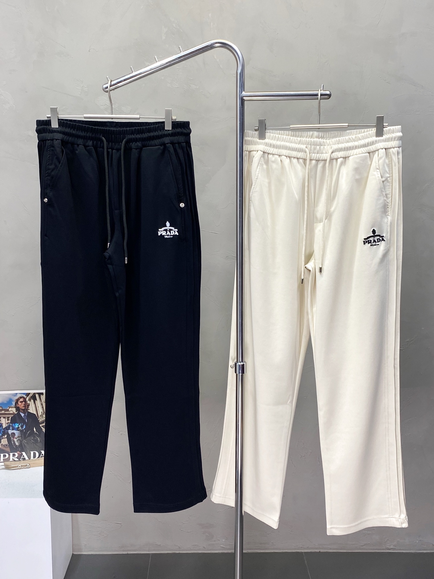 NO:155958,.Prada exclusively for new spring and summer casual pants, high-end version!  Customized fabrics for counters are breathable and comfortable, with impeccable details. The brand element design concept reflects high quality. The feel is delicate and soft!  It is casually cut, with a great upper body style!  Code number M-3XL, prada, prada, alexander wang19860909.Prada普拉达独家专供新款春夏休闲裤 高端版本！专柜定制面料 透气舒适度高,细节无可挑剔.品牌元素设计理念,体现高品质.手感细腻柔软！呈现休闲裁剪,上身版型超赞！码数M-3XL,,prada,prada,alexander wang,Men's clothing