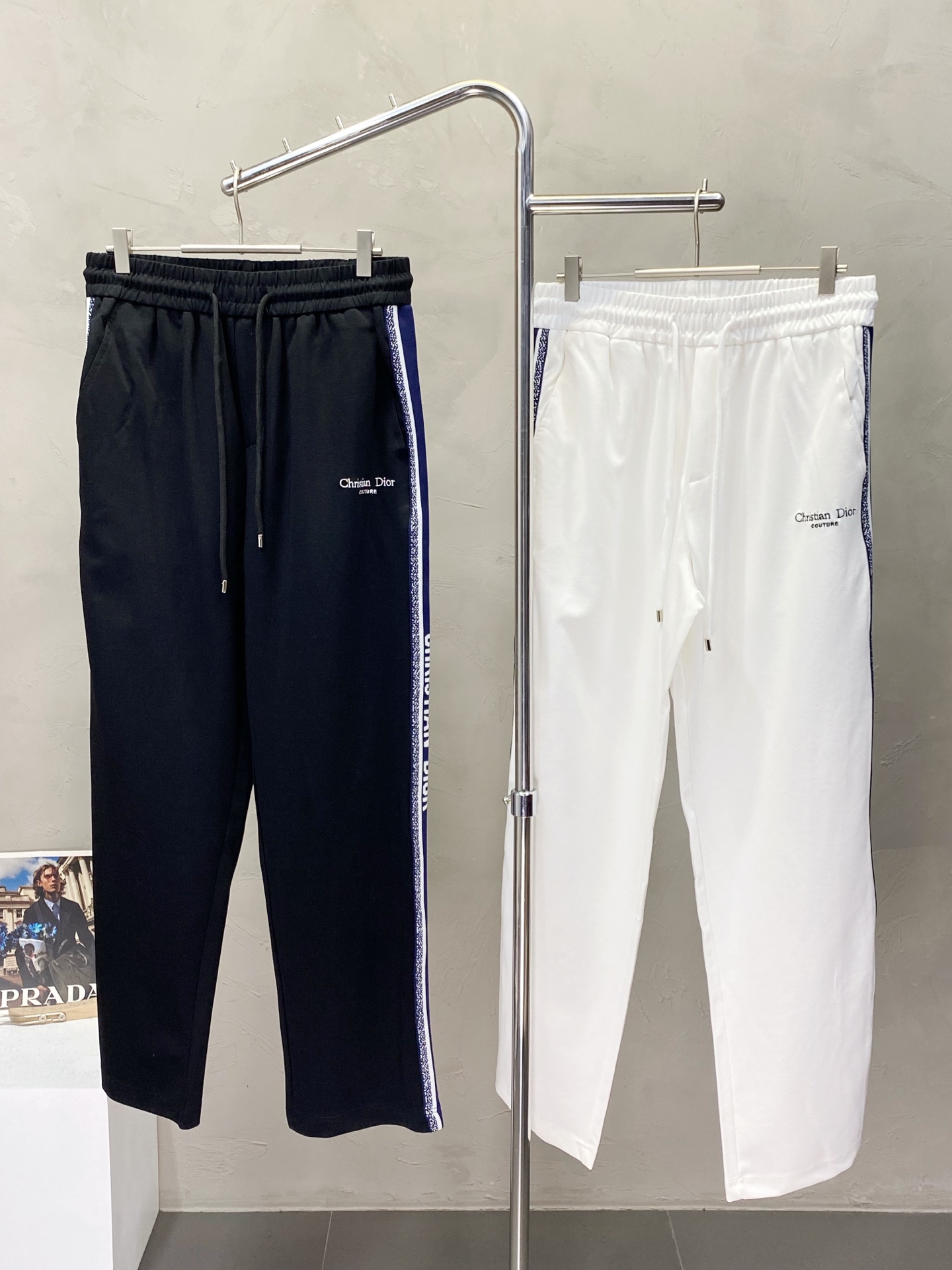 NO:155930,.Dior exclusively offers new spring and summer casual pants, high-end version!  Customized fabrics for counters are breathable and comfortable, with impeccable details. The brand element design concept reflects high quality. The feel is delicate and soft!  It is casually cut, with a great upper body style!  Code number M-3XL, dior, dior, alexander wang19860909.Dior迪奥独家专供新款春夏休闲裤 高端版本！专柜定制面料 透气舒适度高,细节无可挑剔.品牌元素设计理念,体现高品质.手感细腻柔软！呈现休闲裁剪,上身版型超赞！码数M-3XL,,dior,dior,alexander wang,Men's clothing