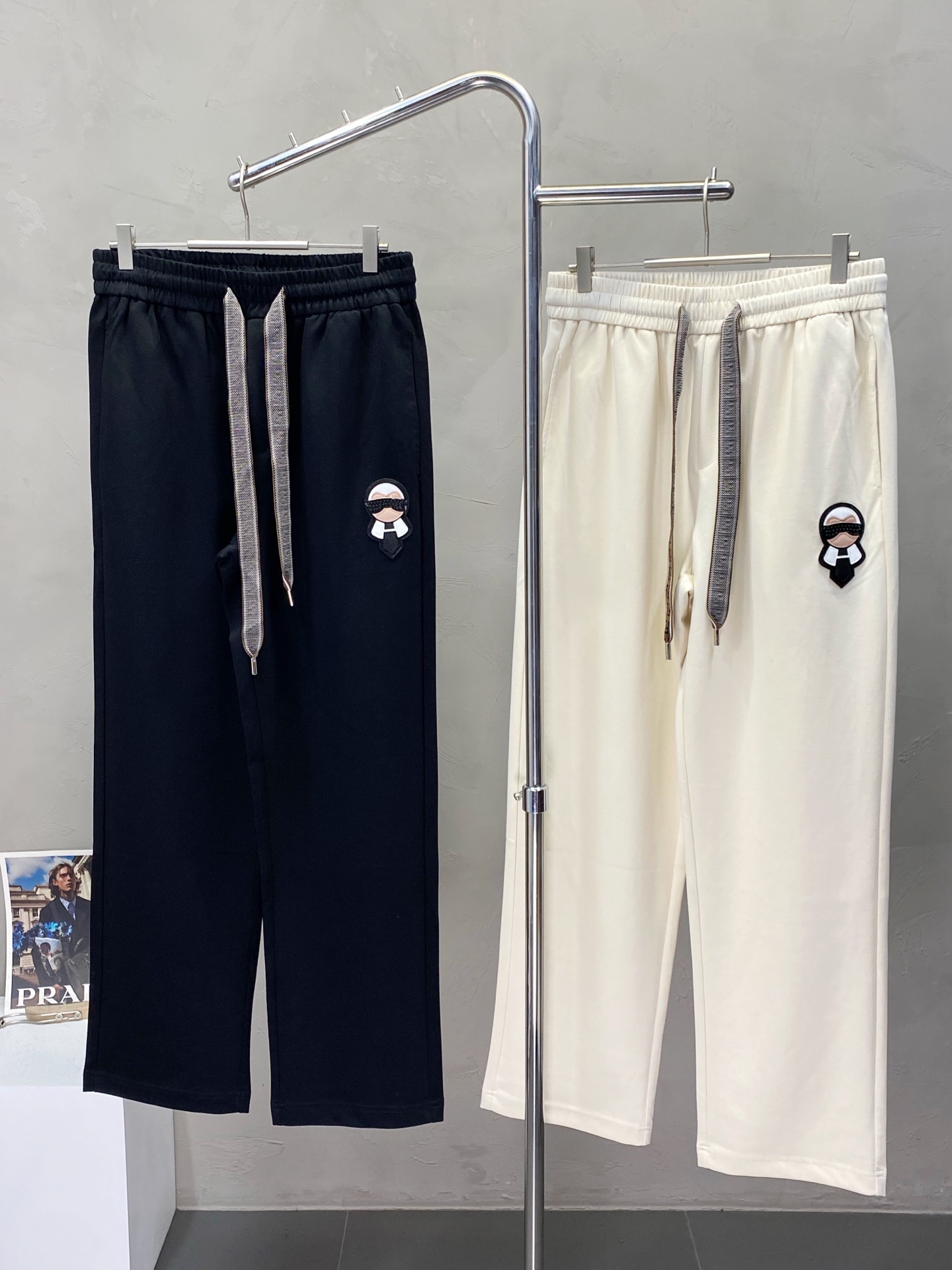 NO:155939,.FENDI exclusively offers new spring and summer casual pants, high-end version!  Customized fabrics for counters are breathable and comfortable, with impeccable details. The brand element design concept reflects high quality. The feel is delicate and soft!  It is casually cut, with a great upper body style!  Code number M-3XL, fendi, fendi, alexander wang19860909.FENDI芬迪独家专供新款春夏休闲裤 高端版本！专柜定制面料 透气舒适度高,细节无可挑剔.品牌元素设计理念,体现高品质.手感细腻柔软！呈现休闲裁剪,上身版型超赞！码数M-3XL,,fendi,fendi,alexander wang,Men's clothing