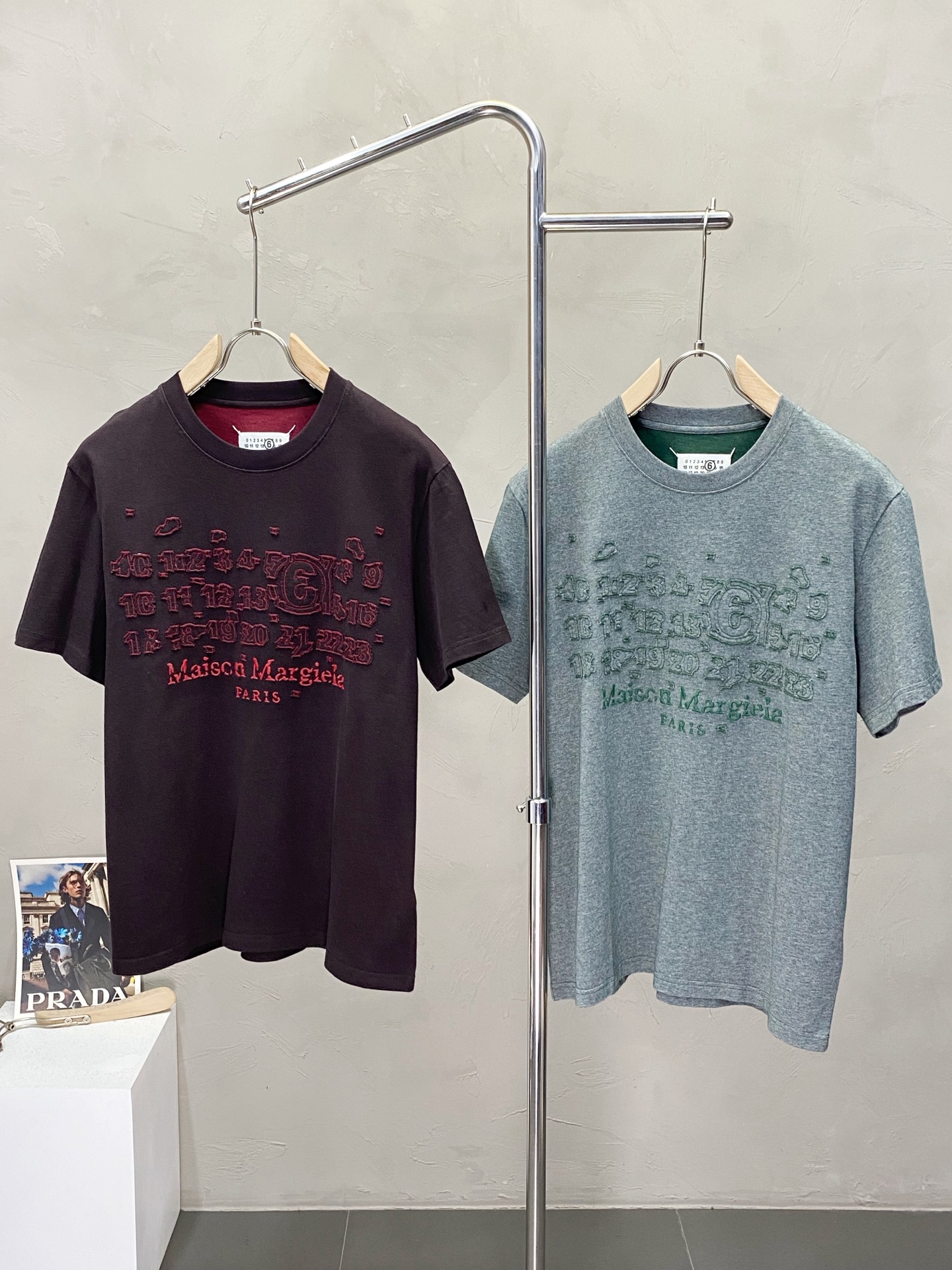 NO:156070,.Madison Margiela Madison Margiela exclusively offers new original single men's casual short sleeves, high-end customization, high-end version, fashionable and versatile imported fabric, super soft and delicate, skin-friendly and comfortable to wear, high-end boutique, OEM factory fine-made top body, very good men's essential items, three standards, code M-3XL,,masion margiela,T-shirt,alexander wang19860909.Madison Margiela梅森马吉拉独家专供新款原单男士休闲短袖 高端定制 高端版本 时尚百搭爆款进口面料 手感超柔软细腻 穿着亲肤舒适 高端精品 代工厂精细做上身非常赞 男士必备单品 三标齐全 码数M-3XL,,masion margiela,T-shirt,alexander wang,Men's clothing