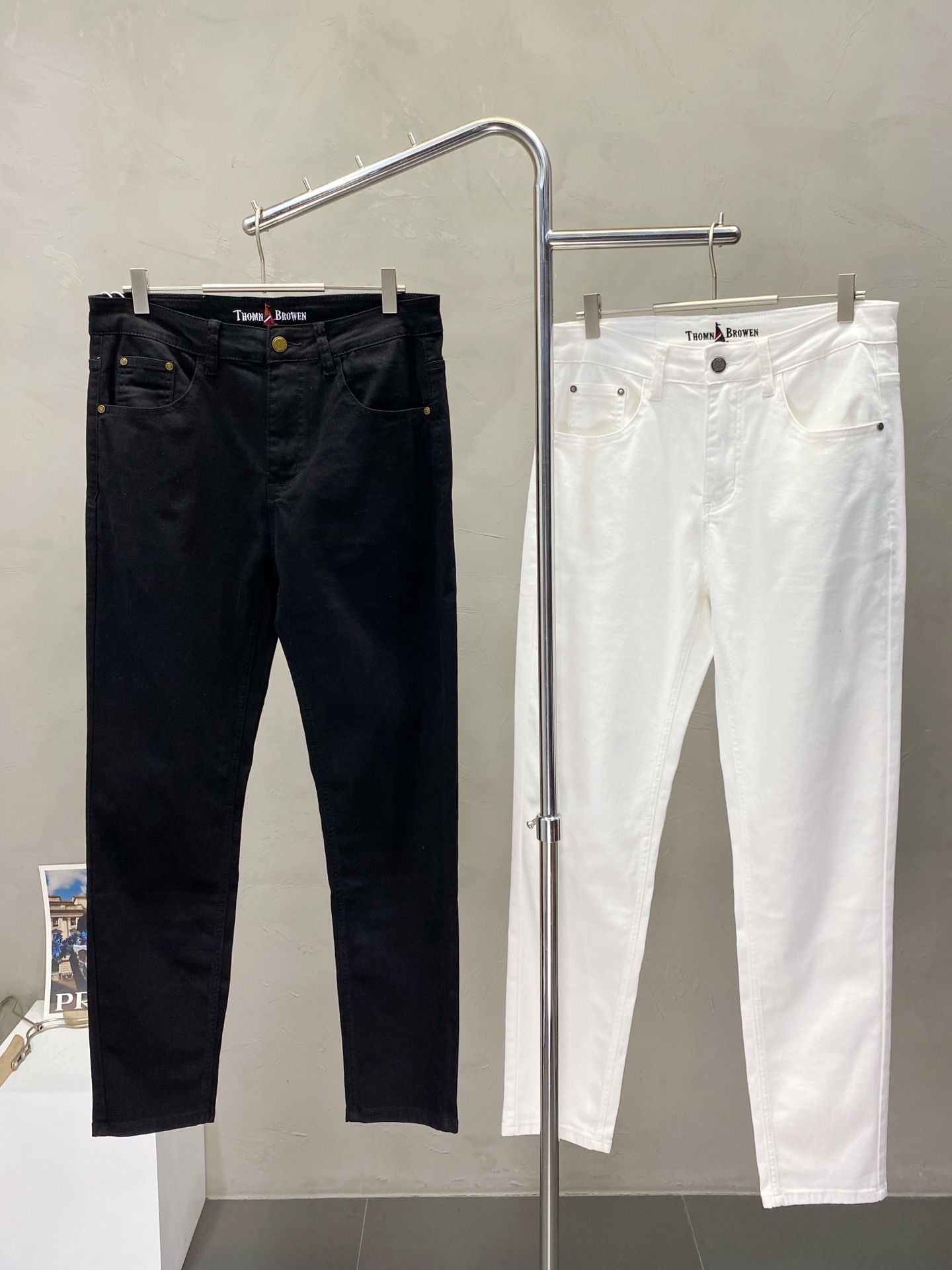 NO:155937,.Thom Browne Tom Brown exclusively for new styles of casual jeans high-end version!  Customized fabrics for counters are breathable and comfortable, with impeccable details, and the brand element design concept reflects high quality. The feel is delicate and soft!  It is casually cut, with a great upper body style!  Number of codes: 29-36, thom browne, jeans, alexander wang19860909.Thom Browne汤姆布朗独家专供新款 休闲牛仔裤高端版本！专柜定制面料 透气舒适度高,细节无可挑剔,品牌元素设计理念,体现高品质.手感细腻柔软！呈现休闲裁剪,上身版型超赞！码数:29-36,,thom browne,jeans,alexander wang,Men's clothing