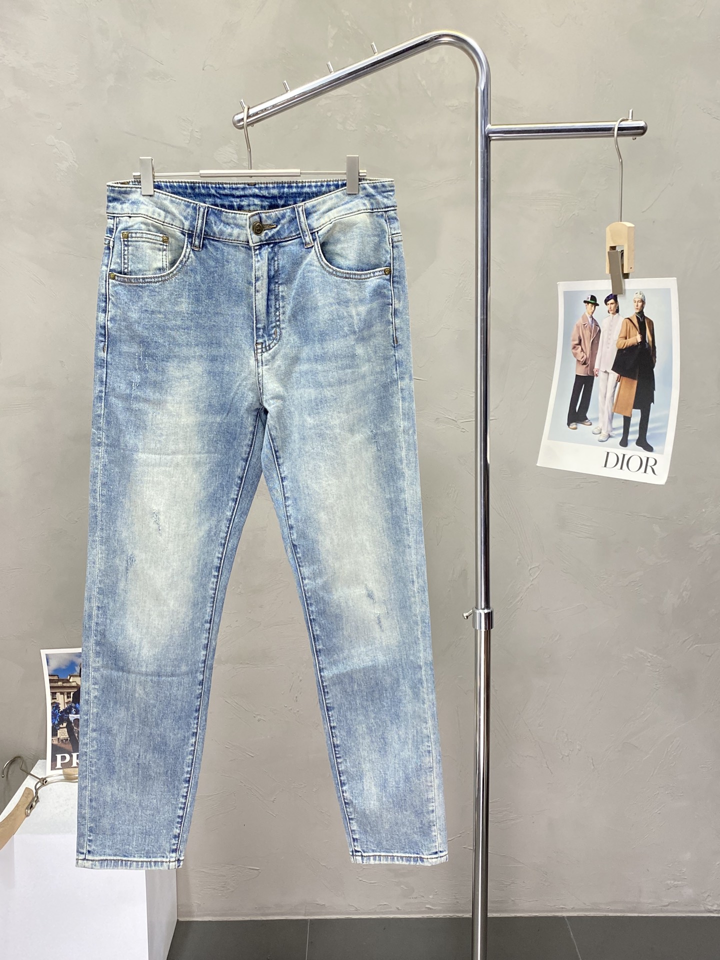 NO:155916,.VALENTINO Valentino exclusively for new styles, high-end version of casual jeans!  Customized fabrics for counters are breathable and comfortable, with impeccable details, and the brand element design concept reflects high quality. The feel is delicate and soft!  It is casually cut, with a great upper body style!  Number of codes: 29-36, valentino, valentino, jeans, alexander wang19860909.VALENTINO华伦天奴独家专供新款 休闲牛仔裤高端版本！专柜定制面料 透气舒适度高,细节无可挑剔,品牌元素设计理念,体现高品质.手感细腻柔软！呈现休闲裁剪,上身版型超赞！码数:29-36,,valentino,valentino,jeans,alexander wang,Men's clothing