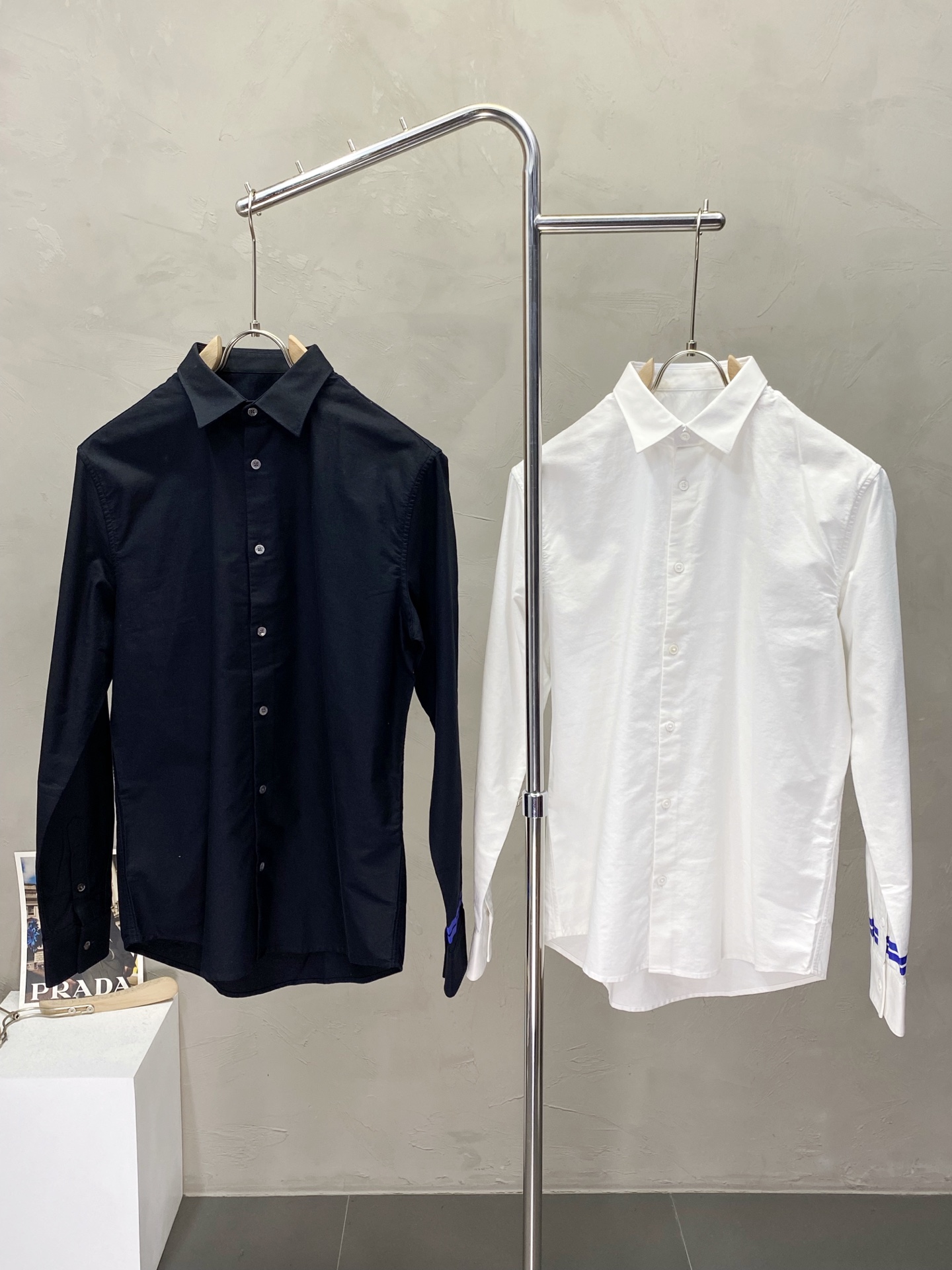 NO:159889,.Burberry exclusively offers new fashion and casual long-sleeved shirts. Imported original technology fabrics are soft and comfortable, comfortable and breathable on the upper body, and unique design style. Whether worn alone or matched, they are all versatile items, demonstrating the personality of young people. The original auxiliary materials are of extremely high grade and are very handsome on the upper body!  S-2XL, burberry, burberry, shirts, alexander wang19860909.Burberry巴宝莉独家专供新品时尚休闲长袖衬衫 进口原版科技面料,柔软舒适,上身舒适透气,独特设计风格,无论是单穿还是搭配,都是百搭单品,彰显了年轻人的个性,原版辅料,档次极高,上身帅气十足！码数S-2XL,,burberry,burberry,shirts,alexander wang,Men's clothing