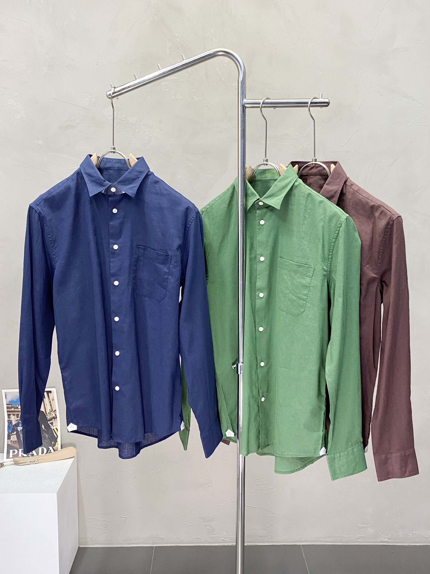 NO:159894,.LP-Loro Piana exclusively offers new fashion and casual long-sleeved shirts. Imported original technology fabrics are soft and comfortable, comfortable and breathable on the upper body, and unique design style. Whether worn alone or matched, they are all versatile items, demonstrating the personality of young people. The original auxiliary materials are of extremely high grade and are very handsome on the upper body!  S-2XL, loro piana, loro piana, shirts, alexander wang19860909.LP-Loro Piana诺悠翩雅独家专供新品时尚休闲长袖衬衫 进口原版科技面料,柔软舒适,上身舒适透气,独特设计风格,无论是单穿还是搭配,都是百搭单品,彰显了年轻人的个性,原版辅料,档次极高,上身帅气十足！码数S-2XL,,loro piana,loro piana,shirts,alexander wang,Men's clothing