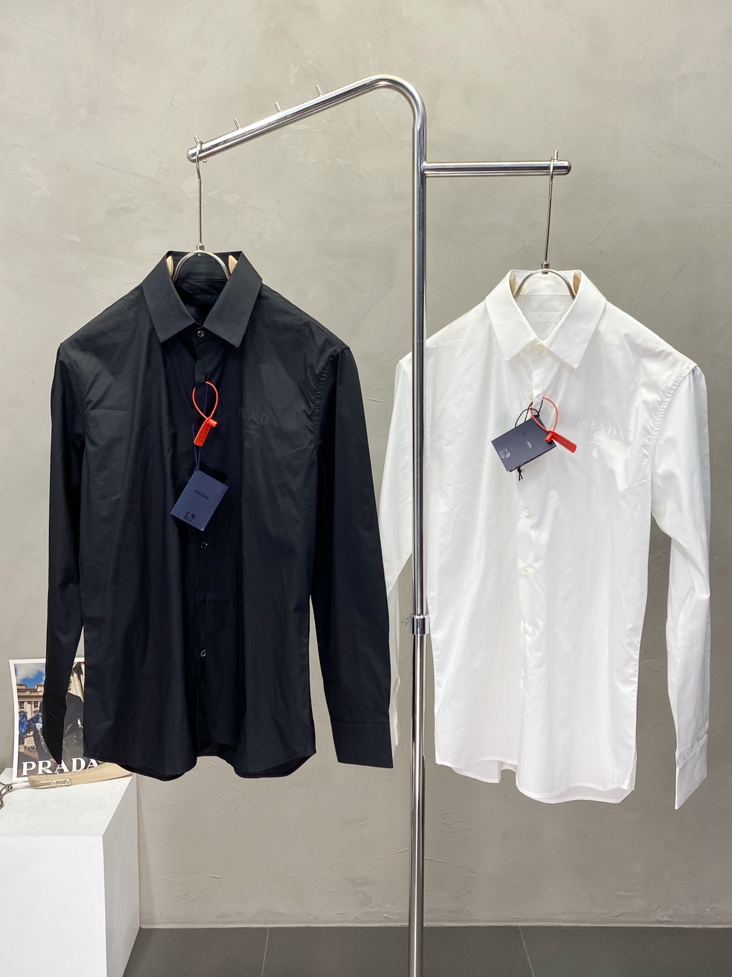 NO:159891,.Prada exclusively offers new fashion and casual long-sleeved shirts. Imported original technology fabrics are soft and comfortable, comfortable and breathable on the upper body, and a unique design style. Whether worn alone or matched, they are all versatile items, demonstrating the personality of young people. The original auxiliary materials are of extremely high grade and are very handsome on the upper body!  Number of codes 46-52, prada, prada, shirts, alexander wang19860909.Prada普拉达独家专供新品时尚休闲长袖衬衫 进口原版科技面料,柔软舒适,上身舒适透气,独特设计风格,无论是单穿还是搭配,都是百搭单品,彰显了年轻人的个性,原版辅料,档次极高,上身帅气十足！码数46-52,,prada,prada,shirts,alexander wang,Men's clothing