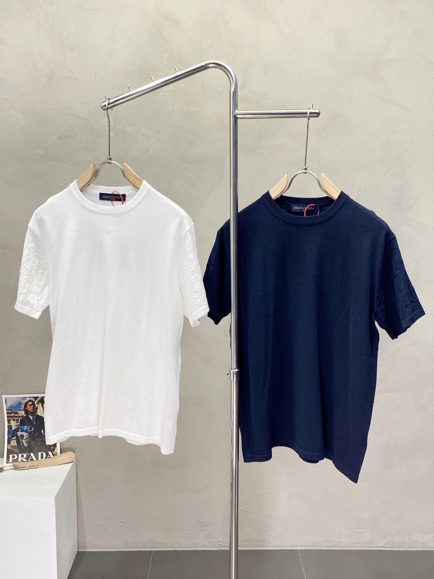 NO:159882,.Louis Vuitton exclusively offers new products, fashionable and casual knitted short sleeves. Imported original technology fabrics are soft and comfortable, comfortable and breathable on the upper body, and unique design style. Whether worn alone or matched, they are all versatile items, demonstrating the personality of young people. The original auxiliary materials are of extremely high grade and are very handsome on the upper body!  Count 46-52, louis vuitton,louis vuitton,t-shirt,alexander wang19860909.Louis Vuitton路易威登独家专供新品时尚休闲针织短袖 进口原版科技面料,柔软舒适,上身舒适透气,独特设计风格,无论是单穿还是搭配,都是百搭单品,彰显了年轻人的个性,原版辅料,档次极高,上身帅气十足！码数46-52,,louis vuitton,louis vuitton,T-shirt,alexander wang,Men's clothing