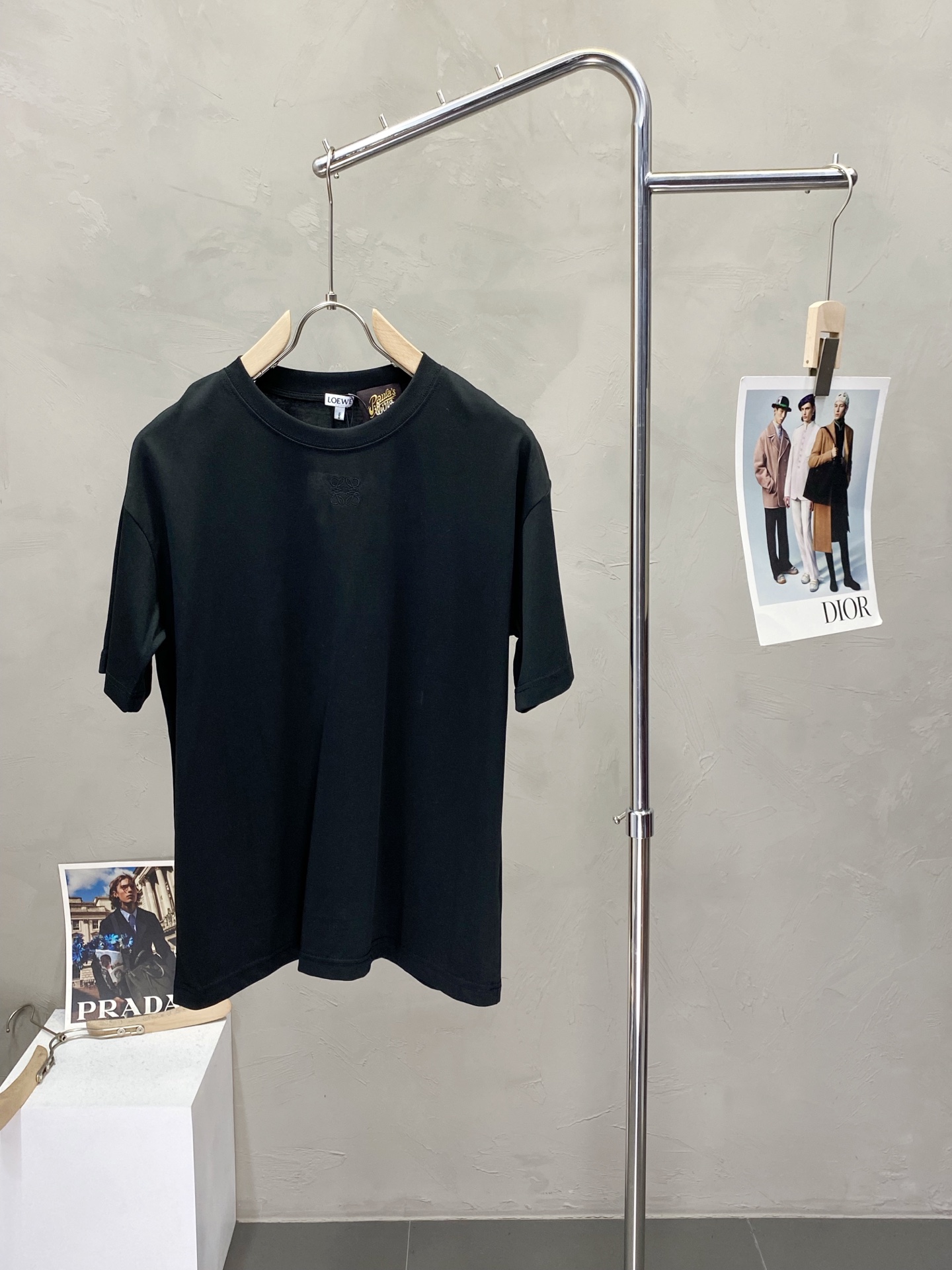 NO:159881,.LOEWE exclusively offers new products, fashionable and casual short-sleeved imported original technology fabrics, soft and comfortable, comfortable and breathable on the upper body, and a unique design style. Whether worn alone or matched, they are all versatile items, demonstrating the personality of young people. The original auxiliary materials are of extremely high grade and are very handsome on the upper body!  S.M.L, loewe, loewe, T-shirt, alexander wang19860909.LOEWE罗意威独家专供新品时尚休闲短袖 进口原版科技面料,柔软舒适,上身舒适透气,独特设计风格,无论是单穿还是搭配,都是百搭单品,彰显了年轻人的个性,原版辅料,档次极高,上身帅气十足！码数S.M.L,,loewe,loewe,T-shirt,alexander wang,Men's clothing