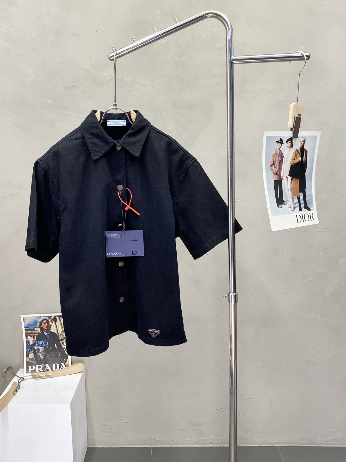 NO:159885,.Prada exclusively offers new fashion and casual denim short-sleeved jackets. Imported original technology fabrics are soft and comfortable, comfortable and breathable on the upper body, and unique design style. Whether worn alone or matched, they are all versatile items, demonstrating the personality of young people. The original auxiliary materials are of extremely high grade and are very handsome on the upper body!  Code count 40.42.44.46, prada, prada, jackets & coats, T-shirt, alexander wang19860909.Prada普拉达独家专供新品时尚休闲牛仔短袖外套 进口原版科技面料,柔软舒适,上身舒适透气,独特设计风格,无论是单穿还是搭配,都是百搭单品,彰显了年轻人的个性,原版辅料,档次极高,上身帅气十足！码数40.42.44.46,,prada,prada,jackets & coats,T-shirt,alexander wang,Men's clothing