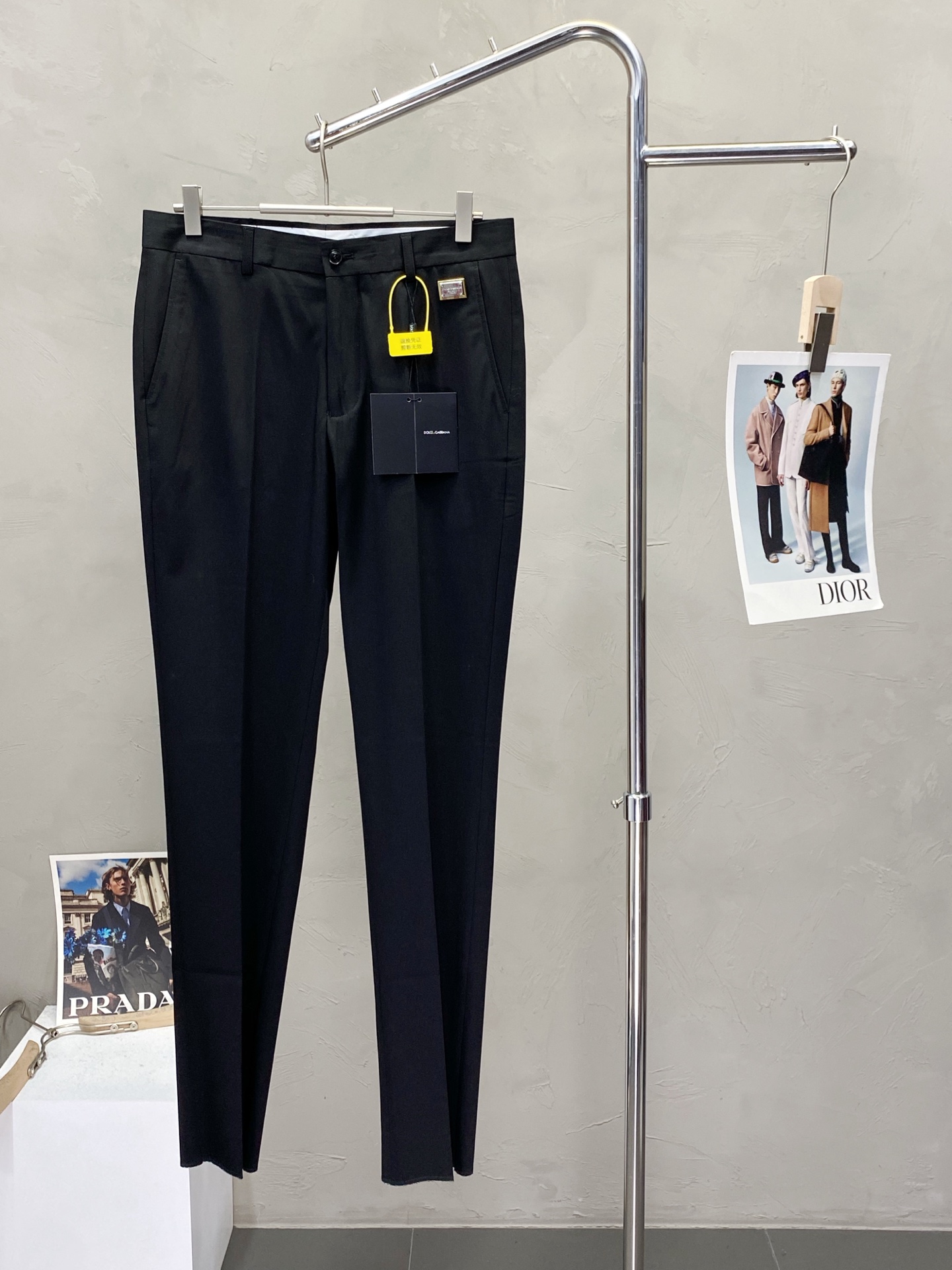 NO:159844,.Dolce & Gabbana exclusively offers new casual trousers high-end version!  Customized fabrics for counters are breathable and comfortable, with impeccable details, and the brand element design concept reflects high quality. The feel is delicate and soft!  It is casually cut, with a great upper body style!  Number of codes 29-38, Dolce & Gabbana, Dolce & Gabbana, alexander wang19860909.Dolce&Gabbana杜嘉班纳独家专供新款休闲西裤 高端版本！专柜定制面料 透气舒适度高,细节无可挑剔,品牌元素设计理念,体现高品质.手感细腻柔软！呈现休闲裁剪,上身版型超赞！码数29-38,,Dolce&Gabbana,Dolce&Gabbana,alexander wang,Men's clothing