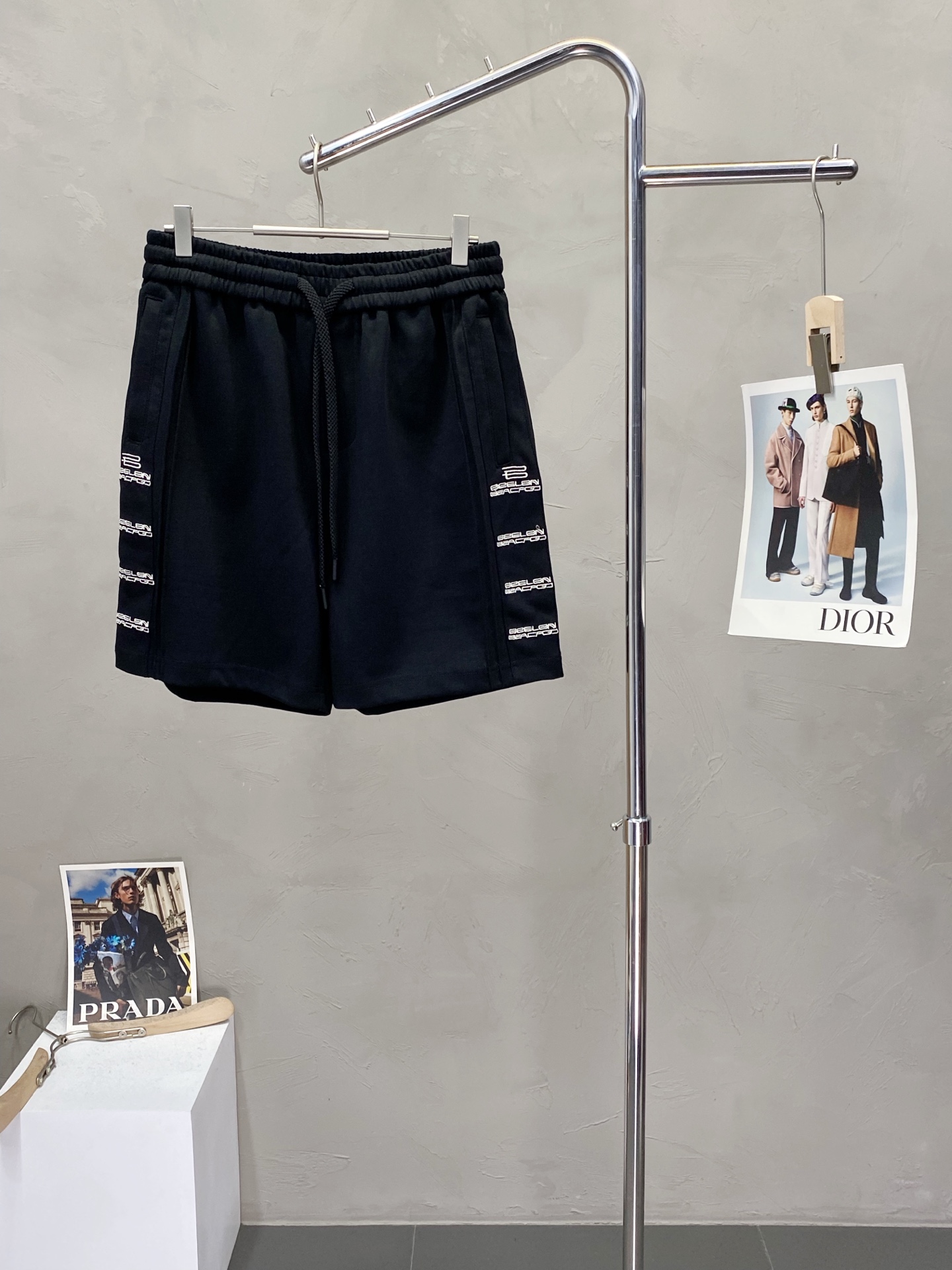 NO:155943,.Balenciga exclusively offers the new spring and summer shorts high-end version!  Customized fabrics for counters are breathable and comfortable, with impeccable details, and the brand element design concept reflects high quality. The feel is delicate and soft!  It is casually cut, with a great upper body style!  Code number M-3XL, balenciaga, balenciaga, shorts, alexander wang19860909.Balenciga巴黎世家独家专供新款春夏短裤高端版本！专柜定制面料 透气舒适度高,细节无可挑剔,品牌元素设计理念,体现高品质.手感细腻柔软！呈现休闲裁剪,上身版型超赞！码数M-3XL,,balenciaga,balenciaga,shorts,alexander wang,Men's clothing