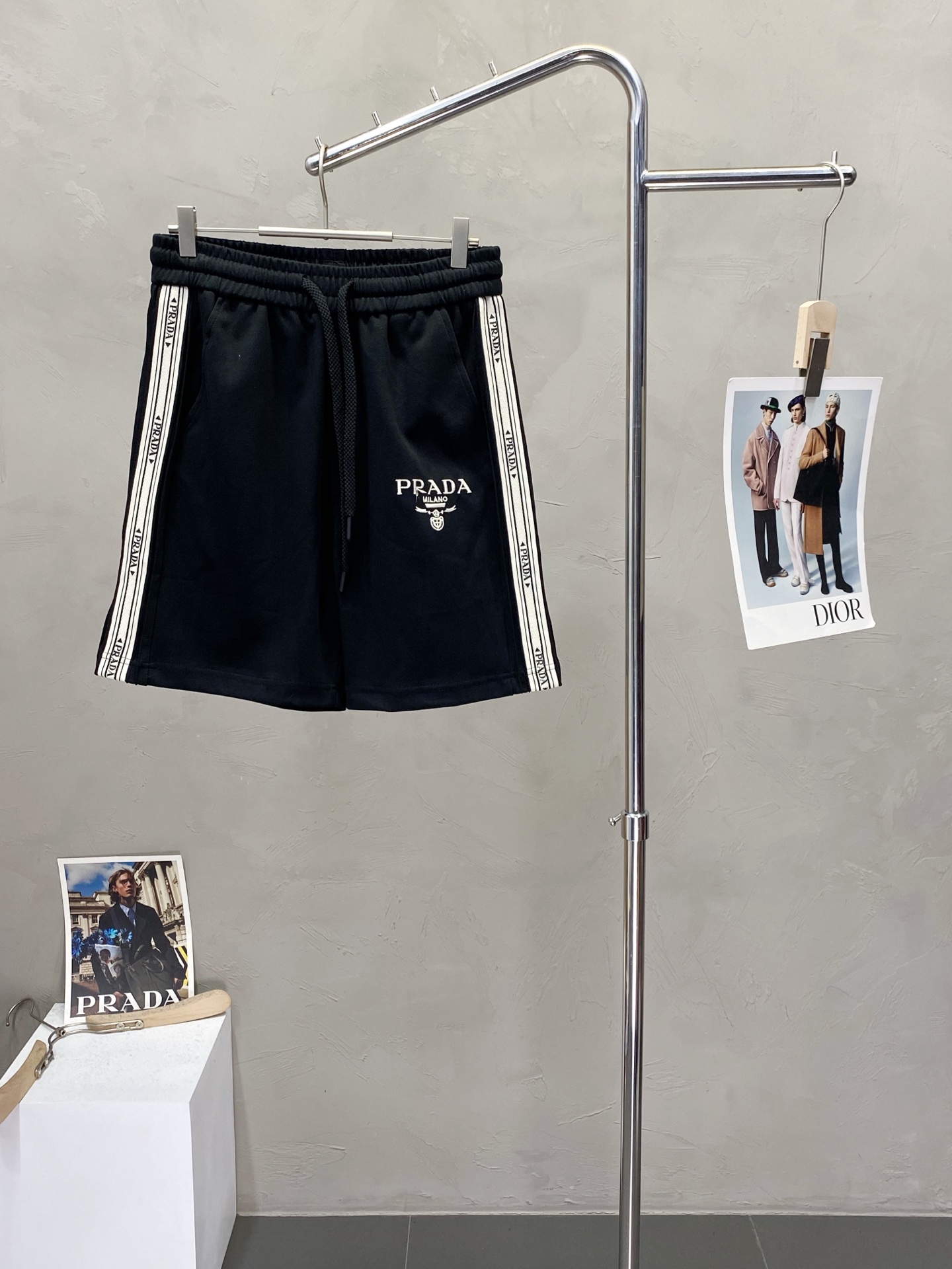 NO:156045,.Prada exclusively offers the new spring and summer shorts high-end version!  Customized fabrics for counters are breathable and comfortable, with impeccable details, and the brand element design concept reflects high quality. The feel is delicate and soft!  It is casually cut, with a great upper body style!  Code number M-3XL, prada, prada, shorts, alexander wang19860909.Prada普拉达独家专供新款春夏短裤高端版本！专柜定制面料 透气舒适度高,细节无可挑剔,品牌元素设计理念,体现高品质.手感细腻柔软！呈现休闲裁剪,上身版型超赞！码数M-3XL,,prada,prada,shorts,alexander wang,Men's clothing