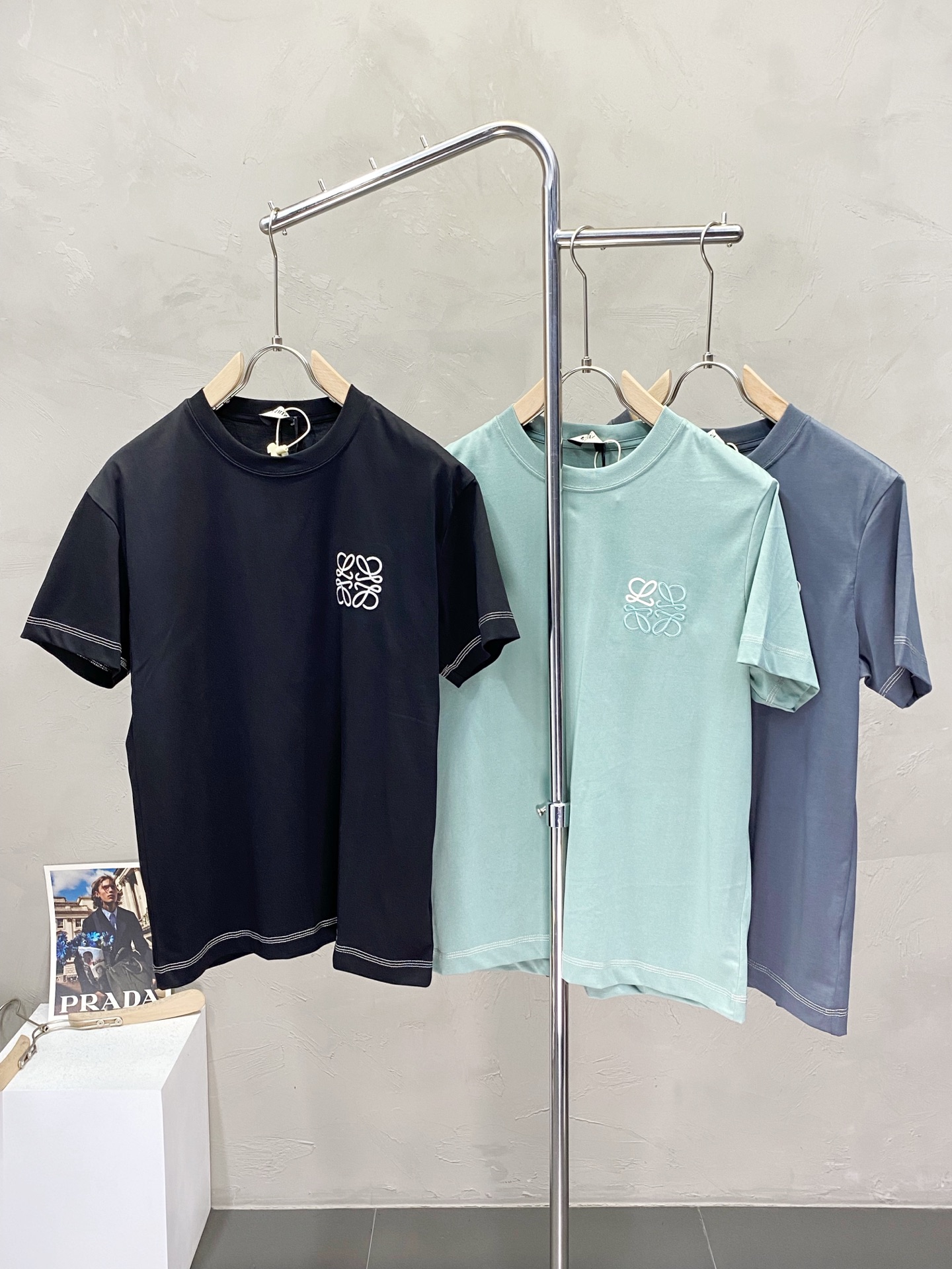 NO:155985,.LOEWE exclusively offers new men's casual short sleeves, high-end customization, high-end version, fashionable and versatile imported fabric, super soft and delicate, skin-friendly and comfortable to wear, high-end boutique, OEM, fine-made, very good for the upper body, men's essential items, complete three standards, S-2XL,,loewe,loewe,T-shirt,alexander wang19860909.LOEWE罗意威独家专供新款男士休闲短袖 高端定制 高端版本 时尚百搭爆款进口面料 手感超柔软细腻 穿着亲肤舒适 高端精品 代工厂精细做上身非常赞 男士必备单品 三标齐全 码数S-2XL,,loewe,loewe,T-shirt,alexander wang,Men's clothing