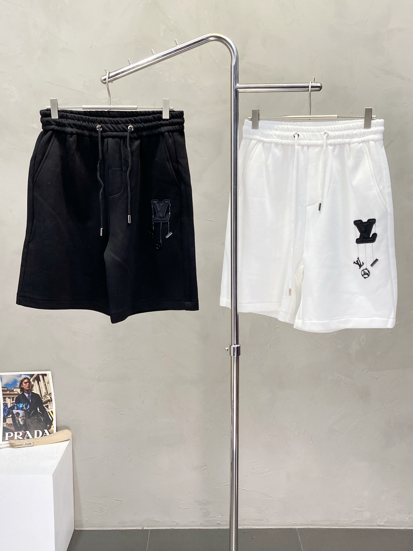 NO:155960,.Louis Vuitton exclusively offers the new spring and summer shorts high-end version!  Customized fabrics for counters are breathable and comfortable, with impeccable details, and the brand element design concept reflects high quality. The feel is delicate and soft!  It is casually cut, with a great upper body style!  Code number M-3XL, louis vuitton,louis vuitton,shorts,alexander wang19860909.Louis Vuitton路易威登独家专供新款春夏短裤高端版本！专柜定制面料 透气舒适度高,细节无可挑剔,品牌元素设计理念,体现高品质.手感细腻柔软！呈现休闲裁剪,上身版型超赞！码数M-3XL,,louis vuitton,louis vuitton,shorts,alexander wang,Men's clothing