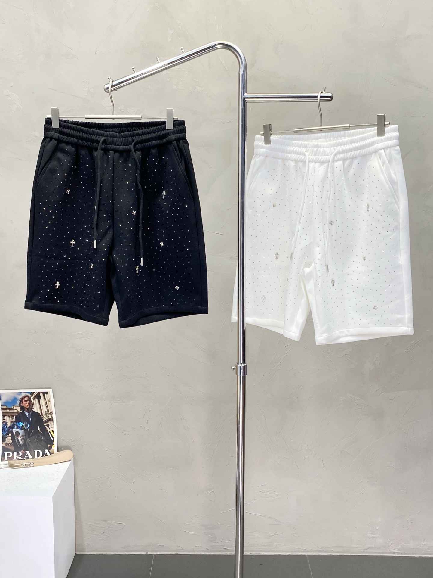 NO:155933,.Chrome Hearts exclusively for the new spring and summer shorts high-end version!  Customized fabrics for counters are breathable and comfortable, with impeccable details, and the brand element design concept reflects high quality. The feel is delicate and soft!  It is casually cut, with a great upper body style! 码数M-3XL,,chrome hearts,chrome hearts,shorts,alexander wang19860909.Chrome Hearts克罗心独家专供新款春夏短裤高端版本！专柜定制面料 透气舒适度高,细节无可挑剔,品牌元素设计理念,体现高品质.手感细腻柔软！呈现休闲裁剪,上身版型超赞！码数M-3XL,,chrome hearts,chrome hearts,shorts,alexander wang,Men's clothing