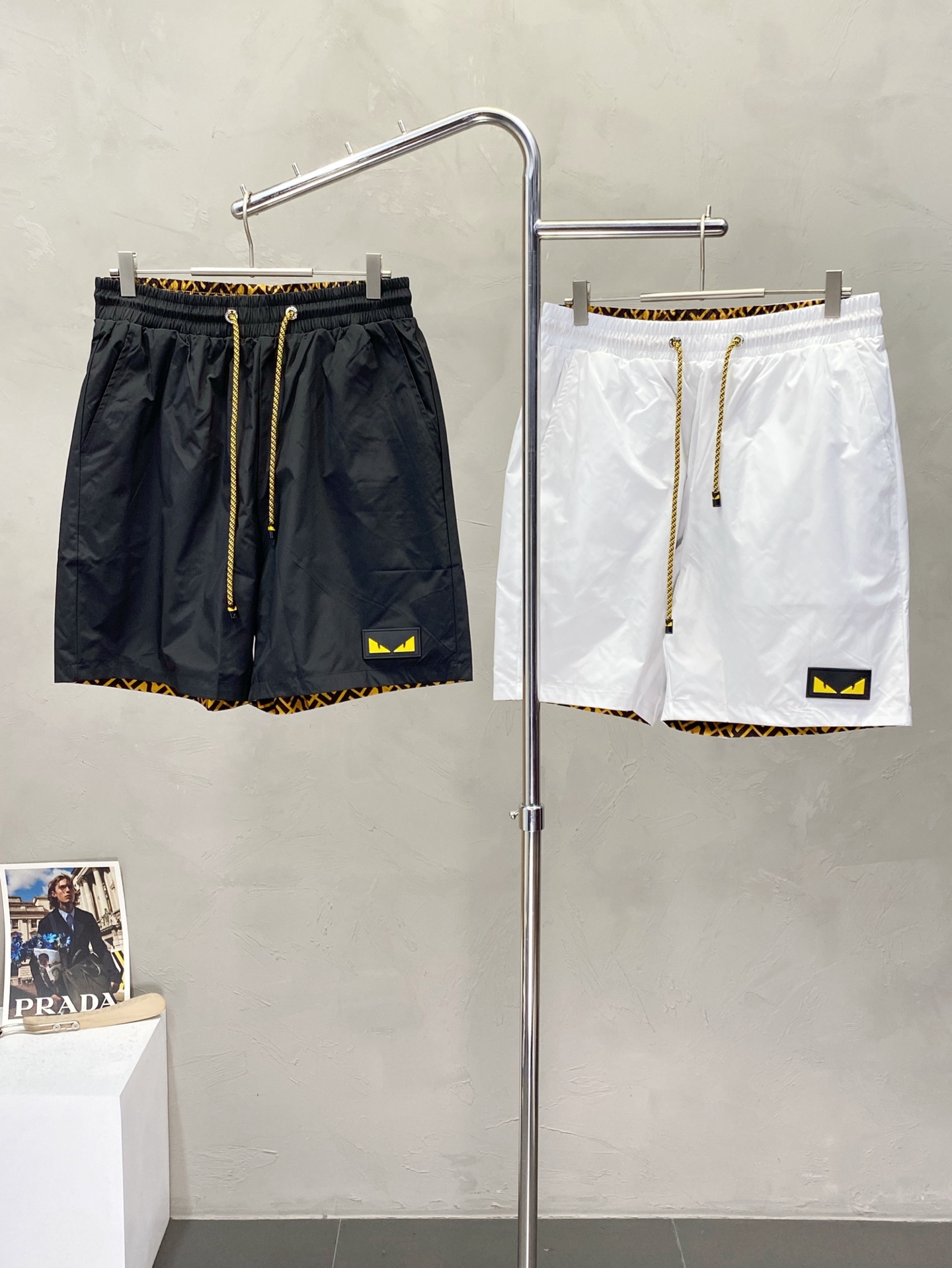 NO:156041,.FENDI exclusively offers the new spring and summer shorts high-end version!  Double-sided design, custom-made fabric for counter, breathable and comfortable, impeccable details, brand element design concept, reflecting high quality. The feel is delicate and soft!  It is casually cut, with a great upper body style!  Code number M-3XL, fendi, fendi, shorts, alexander wang19860909.FENDI芬迪独家专供新款春夏短裤高端版本！双面穿设计 专柜定制面料 透气舒适度高,细节无可挑剔,品牌元素设计理念,体现高品质.手感细腻柔软！呈现休闲裁剪,上身版型超赞！码数M-3XL,,fendi,fendi,shorts,alexander wang,Men's clothing