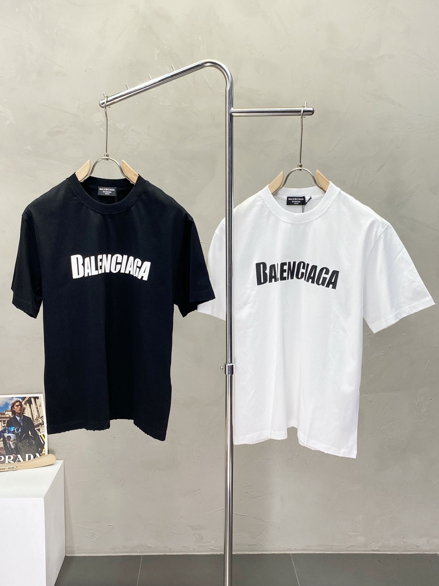 NO:159872,.Balenciga exclusively offers new original single men's casual short sleeves, high-end customization, high-end version, fashionable and versatile imported fabric, super soft and delicate, skin-friendly and comfortable to wear, high-end boutique, OEM, fine-made top body, very good, men's essential items, complete three standards, code number XS-XL,,balenciaga,balenciaga,T-shirt,alexander wang19860909.Balenciga巴黎世家独家专供新款原单男士休闲短袖 高端定制 高端版本 时尚百搭爆款进口面料 手感超柔软细腻 穿着亲肤舒适 高端精品 代工厂精细做上身非常赞 男士必备单品 三标齐全 码数XS-XL,,balenciaga,balenciaga,T-shirt,alexander wang,Men's clothing