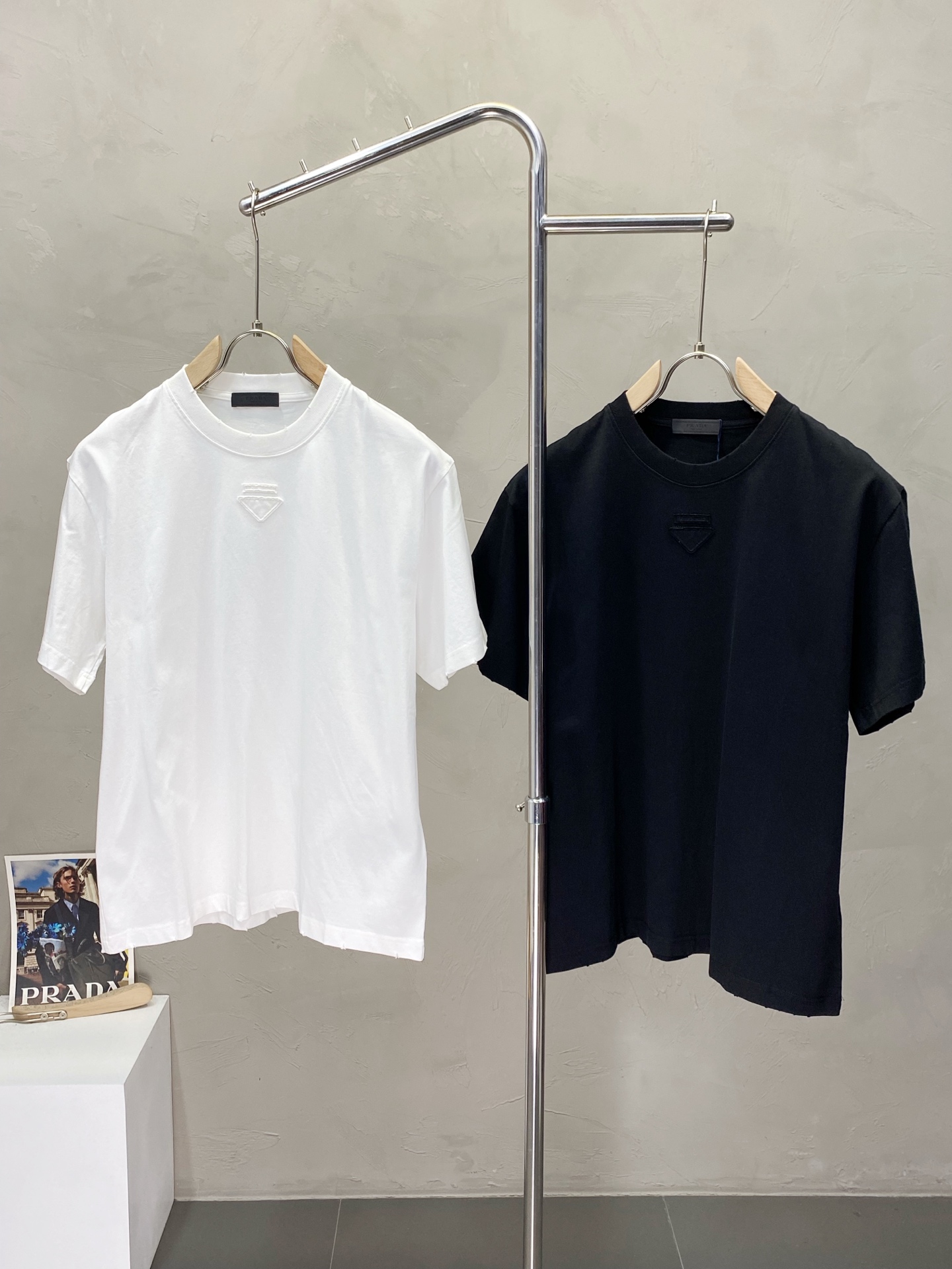 NO:159869,.Prada exclusively offers new original single men's casual short sleeves, high-end customization, high-end version, fashionable and versatile imported fabric, super soft and delicate, skin-friendly and comfortable to wear, high-end boutique, OEM, fine production, very good for the upper body, men's essential items, complete three standards, code number XS-XL,,prada,prada,T-shirt,alexander wang19860909.Prada普拉达独家专供新款原单男士休闲短袖 高端定制 高端版本 时尚百搭爆款进口面料 手感超柔软细腻 穿着亲肤舒适 高端精品 代工厂精细做上身非常赞 男士必备单品 三标齐全 码数XS-XL,,prada,prada,T-shirt,alexander wang,Men's clothing