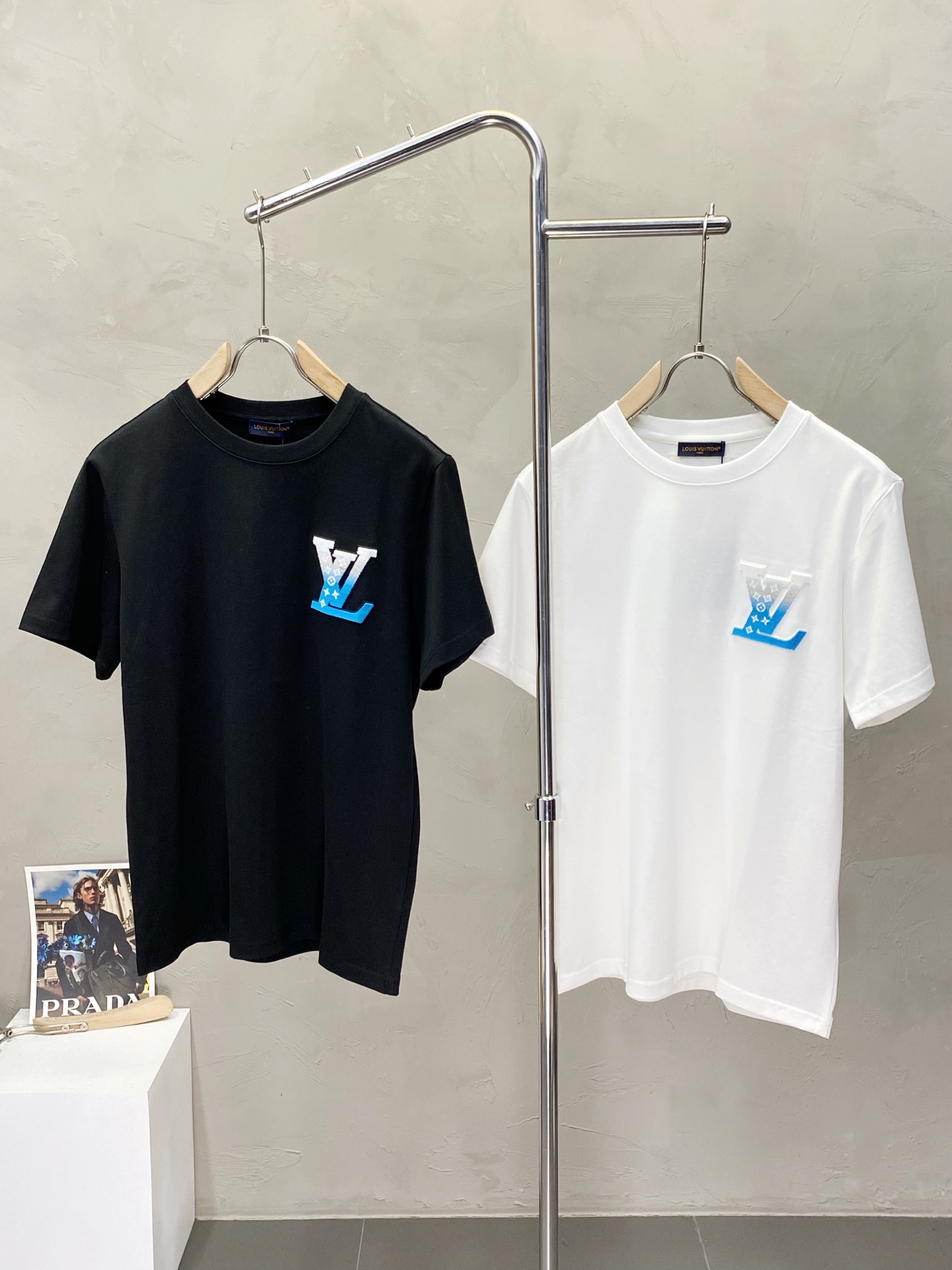 NO:159874,.Louis Vuitton exclusively offers new original single men's casual short sleeves, high-end customization, high-end version, fashionable and versatile imported fabric, super soft and delicate, skin-friendly and comfortable to wear, high-end boutique, OEM, fine-made top body, very good, men's essential items, three standards, S-2XL,,louis vuitton,louis vuitton,T-shirt,alexander wang19860909.Louis Vuitton路易威登独家专供新款原单男士休闲短袖 高端定制 高端版本 时尚百搭爆款进口面料 手感超柔软细腻 穿着亲肤舒适 高端精品 代工厂精细做上身非常赞 男士必备单品 三标齐全 码数S-2XL,,louis vuitton,louis vuitton,T-shirt,alexander wang,Men's clothing