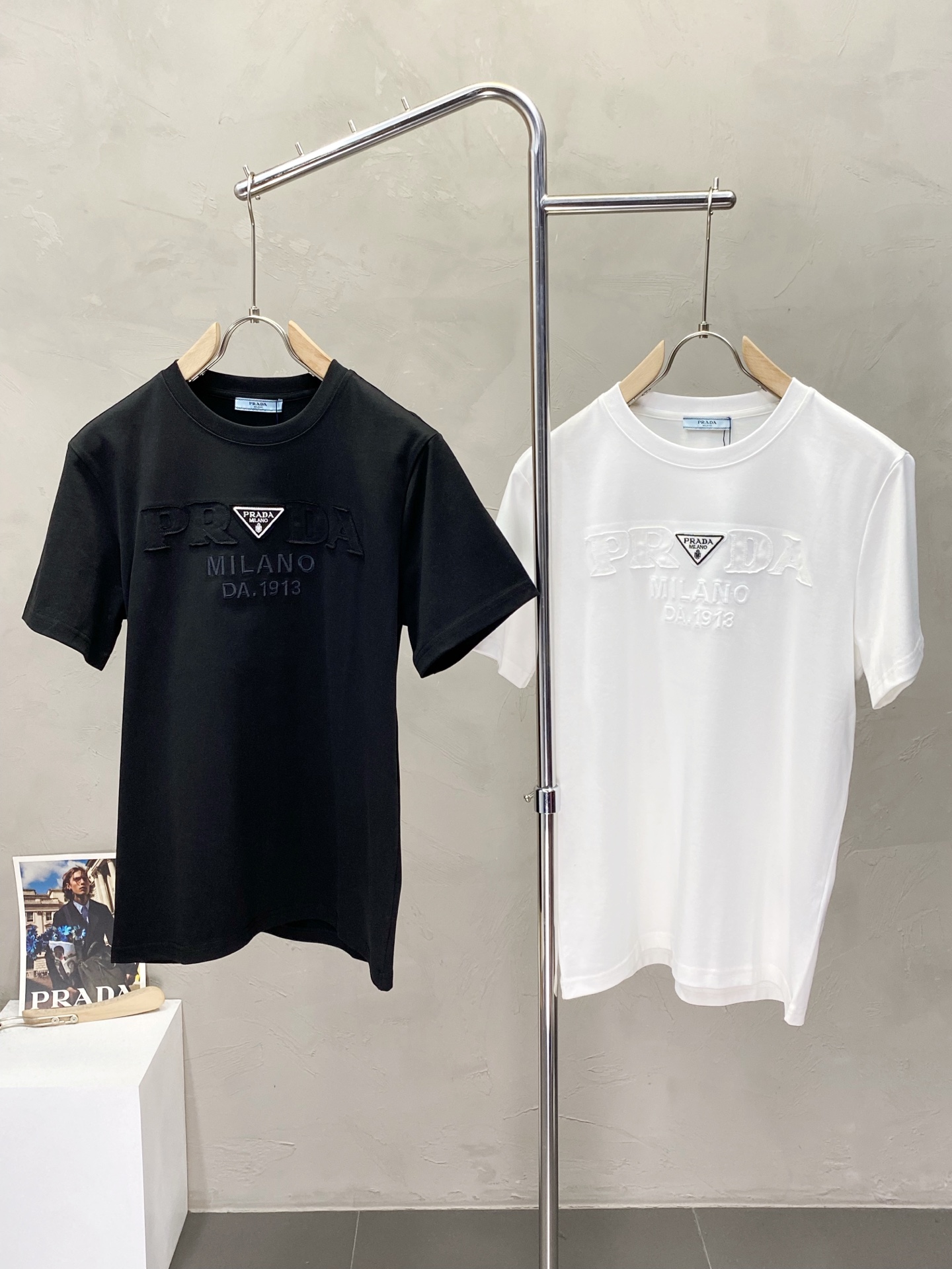 NO:159871,.Prada exclusively offers new original single men's casual short sleeves, high-end customization, high-end version, fashionable and versatile imported fabric, super soft and delicate, skin-friendly and comfortable to wear, high-end boutique, OEM, fine production, very good for the upper body, men's essential items, complete three standards, S-2XL,,prada,prada,T-shirt,alexander wang19860909.Prada普拉达独家专供新款原单男士休闲短袖 高端定制 高端版本 时尚百搭爆款进口面料 手感超柔软细腻 穿着亲肤舒适 高端精品 代工厂精细做上身非常赞 男士必备单品 三标齐全 码数S-2XL,,prada,prada,T-shirt,alexander wang,Men's clothing