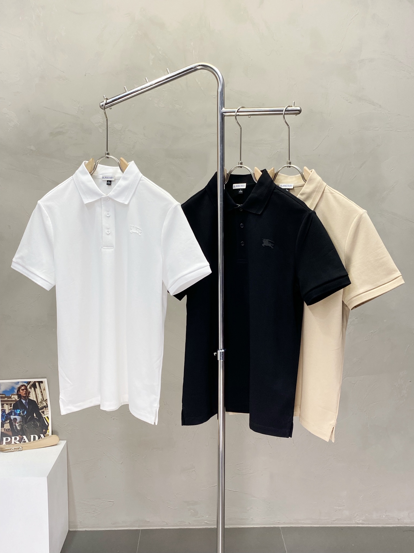 NO:443762,.Burberry Burberry exclusively offers new original single men's casual short sleeves, high-end customization, high-end version, fashionable and versatile imported fabric, super soft and delicate, skin-friendly and comfortable to wear, high-end boutique, OEM, fine production, very good for the upper body, men's essential items, complete three standards, M-2XL,,burberry,burberry,T-shirt,alexander wang19860909.Burberry巴宝莉独家专供新款原单男士休闲短袖 高端定制 高端版本 时尚百搭爆款进口面料 手感超柔软细腻 穿着亲肤舒适 高端精品 代工厂精细做上身非常赞 男士必备单品 三标齐全 码数M-2XL,,burberry,burberry,T-shirt,alexander wang,Men's clothing