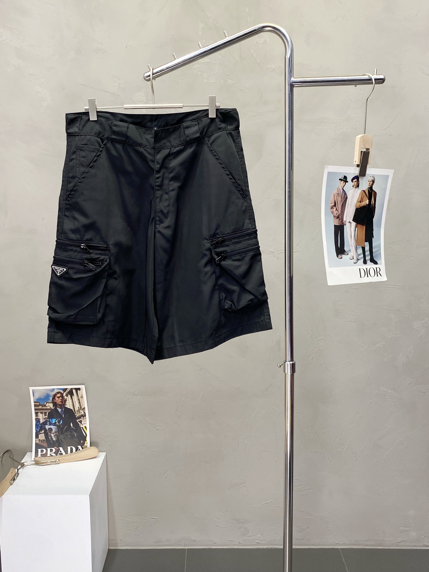 NO:159838,.Prada exclusively available in new styles, casual shorts high-end version!  Customized fabrics for counters are breathable and comfortable, with impeccable details, and the brand element design concept reflects high quality. Logo pattern, delicate and soft feel!  It is casually cut, with a great upper body style!  Number of codes 46-52, prada, prada, shorts, alexander wang19860909.Prada普拉达独家专供新款 休闲短裤高端版本！专柜定制面料 透气舒适度高,细节无可挑剔,品牌元素设计理念,体现高品质.logo图案,手感细腻柔软！呈现休闲裁剪,上身版型超赞！码数46-52,,prada,prada,shorts,alexander wang,Men's clothing