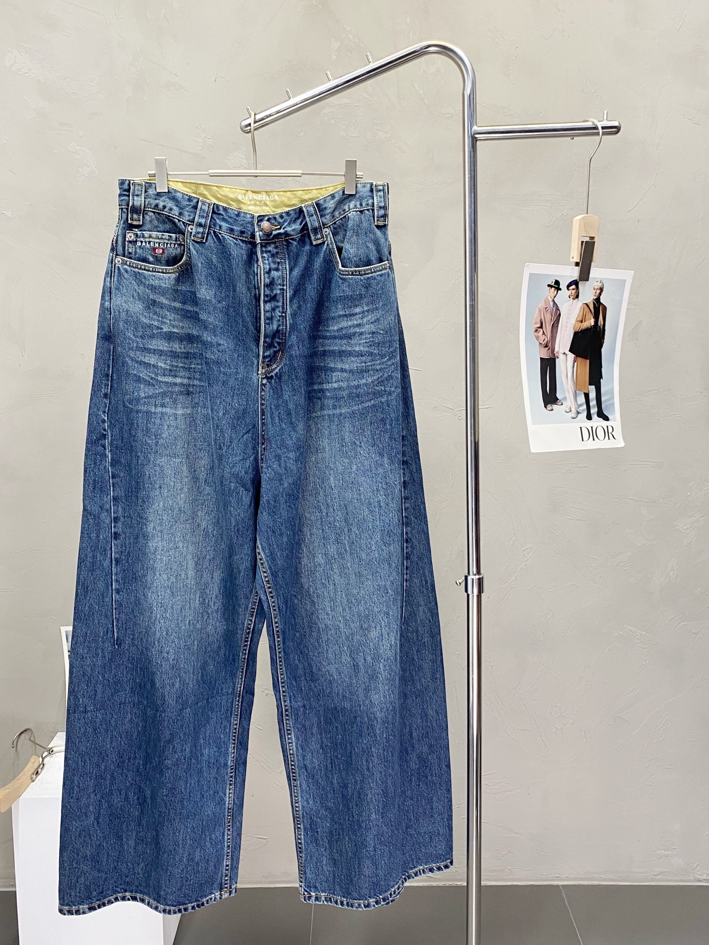 NO:159856,.Balenciga exclusively for new styles, casual wide-leg jeans, high-end version!  Customized fabrics for counters are breathable and comfortable, with impeccable details, and the brand element design concept reflects high quality. Logo pattern, delicate and soft feel!  It is casually cut, with a great upper body style!  Code number XS-L, balenciaga, balenciaga, jeans, alexander wang19860909.Balenciga巴黎世家独家专供新款 休闲阔腿牛仔裤 高端版本！专柜定制面料 透气舒适度高,细节无可挑剔,品牌元素设计理念,体现高品质.logo图案,手感细腻柔软！呈现休闲裁剪,上身版型超赞！码数XS-L,,balenciaga,balenciaga,jeans,alexander wang,Men's clothing