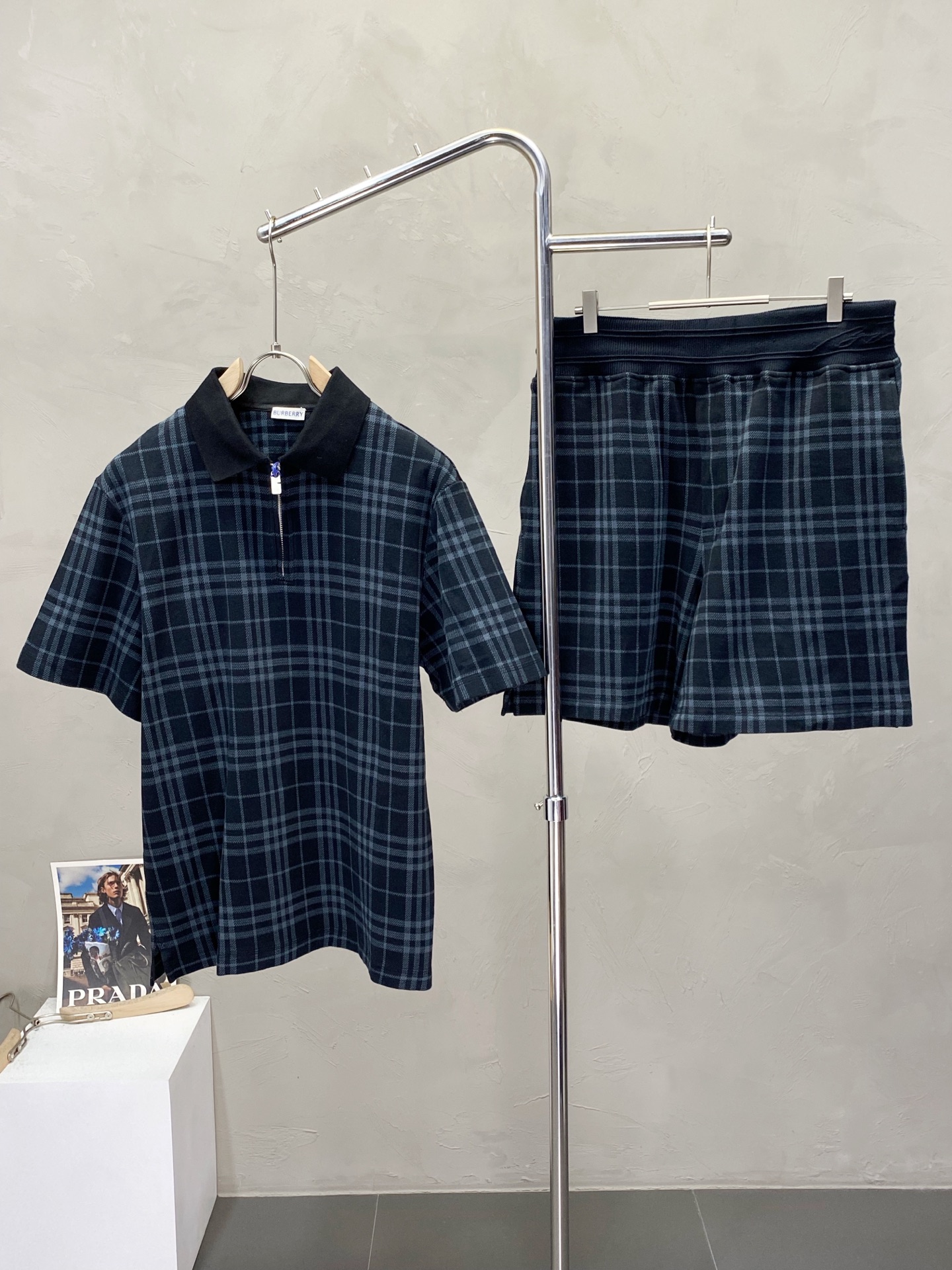 NO:159883,Short-sleeved and shorts. Burberry exclusively offers the same style set for spring and summer new counters, breathable, comfortable and casual!  Full of high-end feeling!  The details are exquisite and high-end, and the workmanship is impeccable!  The original high-end fabric looks high-end!  The fabric is soft, delicate and comfortable, moisture absorption, quick drying, breathable, neat and stylish. S-XL, burberry, burberry, shorts, T-shirt, alexander wang19860909短袖、短裤.Burberry巴宝莉独家专供春夏新款专柜同款套装,透气舒适休闲！高级感满满！细节精致高档,做工无可挑剔！原版高端面料很显高级！面料柔软细腻舒适 吸湿速干透气,利落有型.码数S-XL,,burberry,burberry,shorts,T-shirt,alexander wang,Men's clothing