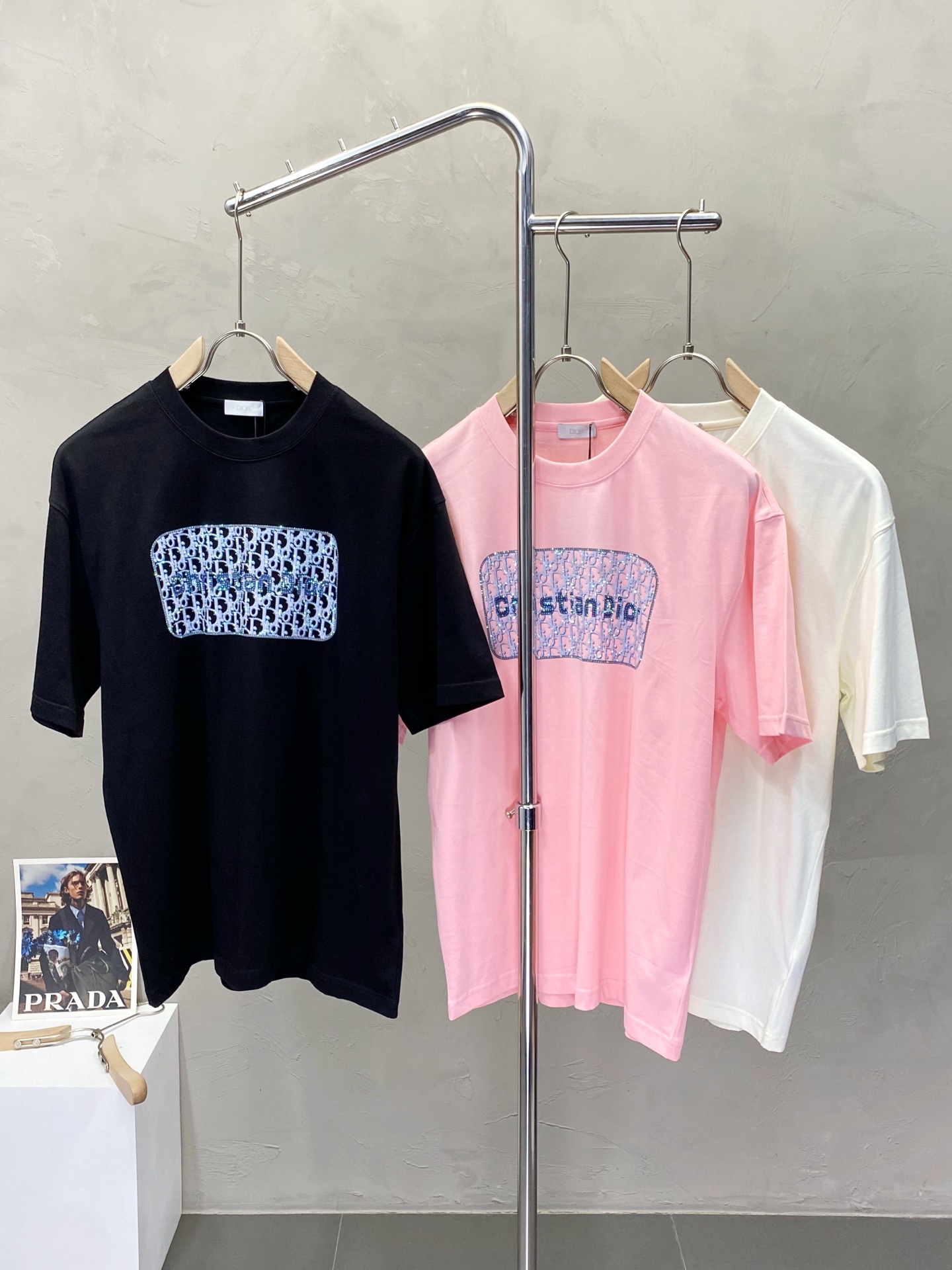 NO:159876,.Dior exclusively offers new men's casual short sleeves, high-end customization, high-end version, fashionable and versatile imported fabric, super soft and delicate, skin-friendly and comfortable to wear, high-end boutique, OEM, fine production, very good for the upper body, men's essential items, complete three standards, S-3XL,,dior,dior,T-shirt,alexander wang19860909.Dior迪奥独家专供新款男士休闲短袖 高端定制 高端版本 时尚百搭爆款进口面料 手感超柔软细腻 穿着亲肤舒适 高端精品 代工厂精细做上身非常赞 男士必备单品 三标齐全 码数S-3XL,,dior,dior,T-shirt,alexander wang,Men's clothing