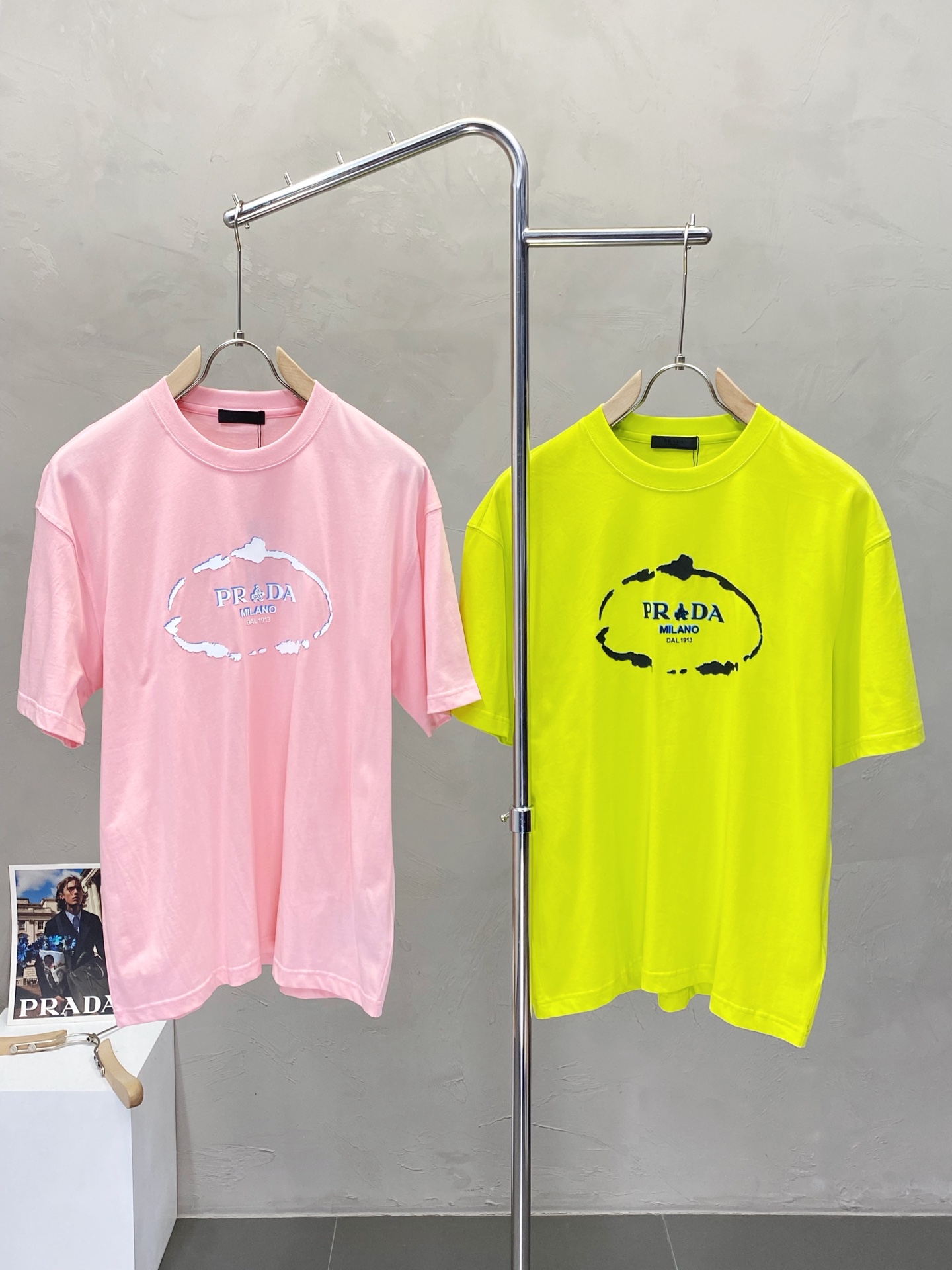 NO:159863,.Prada exclusively offers new men's casual short sleeves, high-end customization, high-end version, fashionable and versatile imported fabric, super soft and delicate, skin-friendly and comfortable to wear, high-end boutique, OEM, fine production, very good for the upper body, men's essential items, complete three standards, S-3XL,,prada,prada,T-shirt,alexander wang19860909.Prada普拉达独家专供新款男士休闲短袖 高端定制 高端版本 时尚百搭爆款进口面料 手感超柔软细腻 穿着亲肤舒适 高端精品 代工厂精细做上身非常赞 男士必备单品 三标齐全 码数S-3XL,,prada,prada,T-shirt,alexander wang,Men's clothing