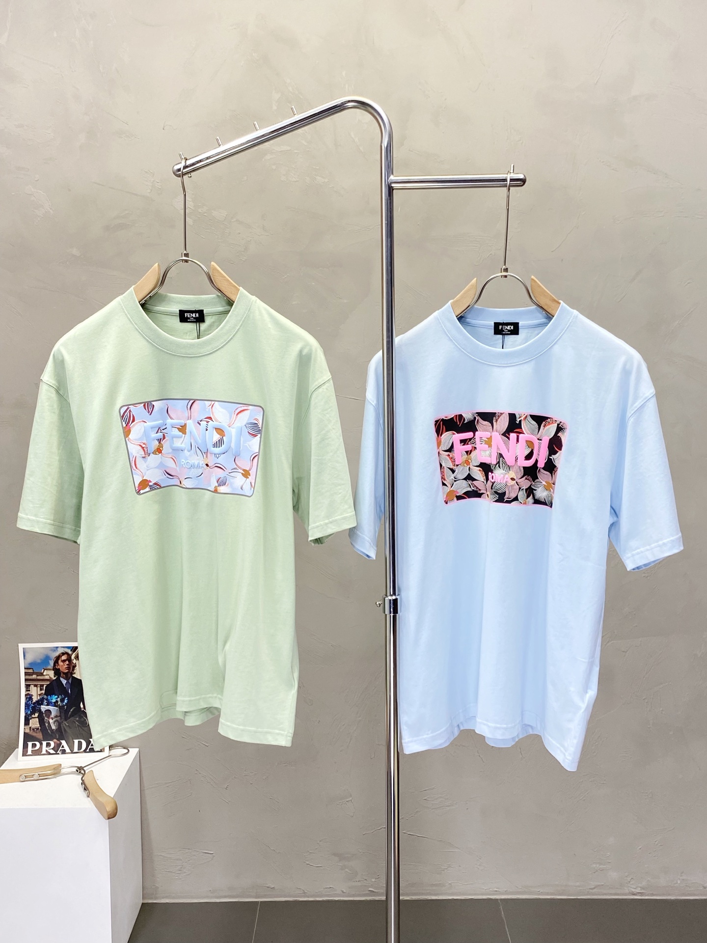 NO:159873,.FENDI exclusively offers new men's casual short sleeves, high-end customization, high-end version, fashionable and versatile imported fabric, super soft and delicate, skin-friendly and comfortable to wear, high-end boutique, OEM, fine-tuned, top-body, men's essential items, complete three standards, S-3XL,,fendi,fendi,T-shirt,alexander wang19860909.FENDI芬迪独家专供新款男士休闲短袖 高端定制 高端版本 时尚百搭爆款进口面料 手感超柔软细腻 穿着亲肤舒适 高端精品 代工厂精细做上身非常赞 男士必备单品 三标齐全 码数S-3XL,,fendi,fendi,T-shirt,alexander wang,Men's clothing