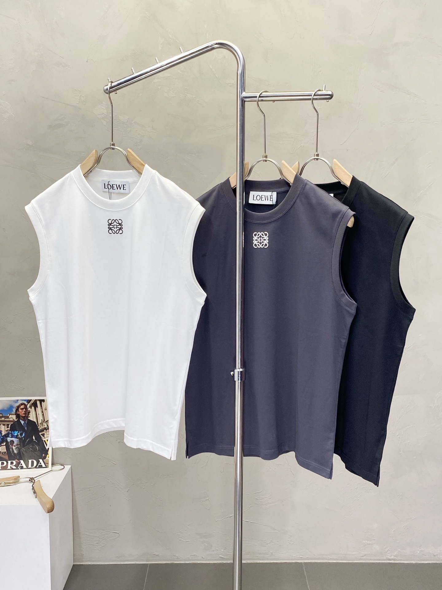 NO:159888,.LOEWE exclusively offers new original single men's casual vest vest, high-end customization, high-end version, fashionable and versatile imported fabric, super soft and delicate, skin-friendly and comfortable to wear, high-end boutique, OEM, fine-made top body, very good, men's essential items, three standards, S-3XL,,loewe,loewe,alexander wang19860909.LOEWE罗意威独家专供新款原单男士休闲坎肩背心 高端定制 高版本 时尚百搭爆款进口面料 手感超柔软细腻 穿着亲肤舒适 高端精品 代工厂精细做上身非常赞 男士必备单品 三标齐全 码数S-3XL,,loewe,loewe,alexander wang,Men's clothing