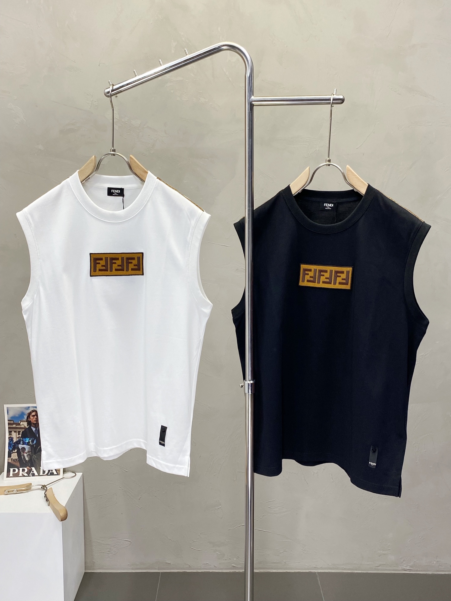 NO:159898,.FENDI exclusively offers new original single men's casual vest vest, high-end customization, high-end version, fashionable and versatile imported fabric, super soft and delicate, skin-friendly and comfortable to wear, high-end boutique, OEM, fine-made, very good for men's essential items, three standards, S-3XL,,fendi,fendi,alexander wang19860909.FENDI芬迪独家专供新款原单男士休闲坎肩背心 高端定制 高版本 时尚百搭爆款进口面料 手感超柔软细腻 穿着亲肤舒适 高端精品 代工厂精细做上身非常赞 男士必备单品 三标齐全 码数S-3XL,,fendi,fendi,alexander wang,Men's clothing