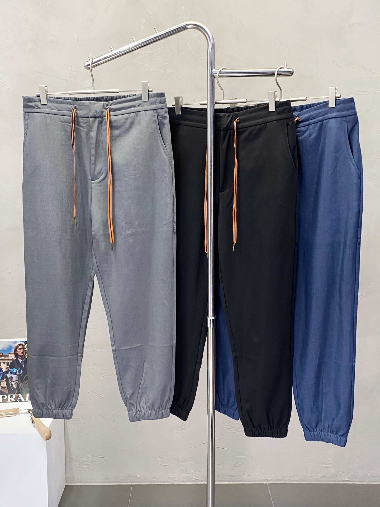 NO:159858,.ZEGNA exclusively offers new casual pants high-end version!  Customized fabrics for counters are breathable and comfortable, with impeccable details, and the brand element design concept reflects high quality. The feel is delicate and soft!  It is casually cut, with a great upper body style!  Number of codes: S-4XL, zegna, alexander wang19860909.ZEGNA杰尼亚独家专供新款 休闲裤 高端版本！专柜定制面料 透气舒适度高,细节无可挑剔,品牌元素设计理念,体现高品质.手感细腻柔软！呈现休闲裁剪,上身版型超赞！码数:S-4XL,,zegna,alexander wang,Men's clothing