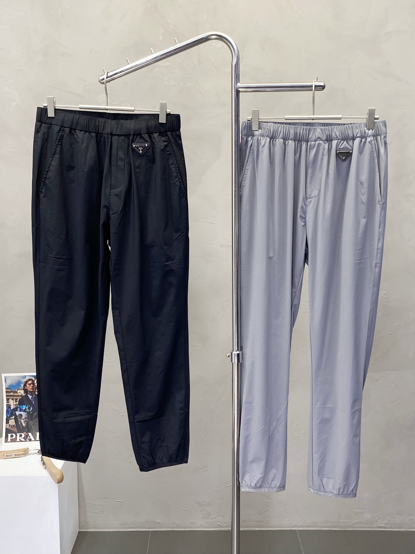 NO:159836,.ZEGNA exclusively offers new casual pants high-end version!  Customized fabrics for counters are breathable and comfortable, with impeccable details, and the brand element design concept reflects high quality. The feel is delicate and soft!  It is casually cut, with a great upper body style!  Number of codes: 48-56, zegna,alexander wang19860909.ZEGNA杰尼亚独家专供新款 休闲裤 高端版本！专柜定制面料 透气舒适度高,细节无可挑剔,品牌元素设计理念,体现高品质.手感细腻柔软！呈现休闲裁剪,上身版型超赞！码数:48-56,,zegna,alexander wang,Men's clothing