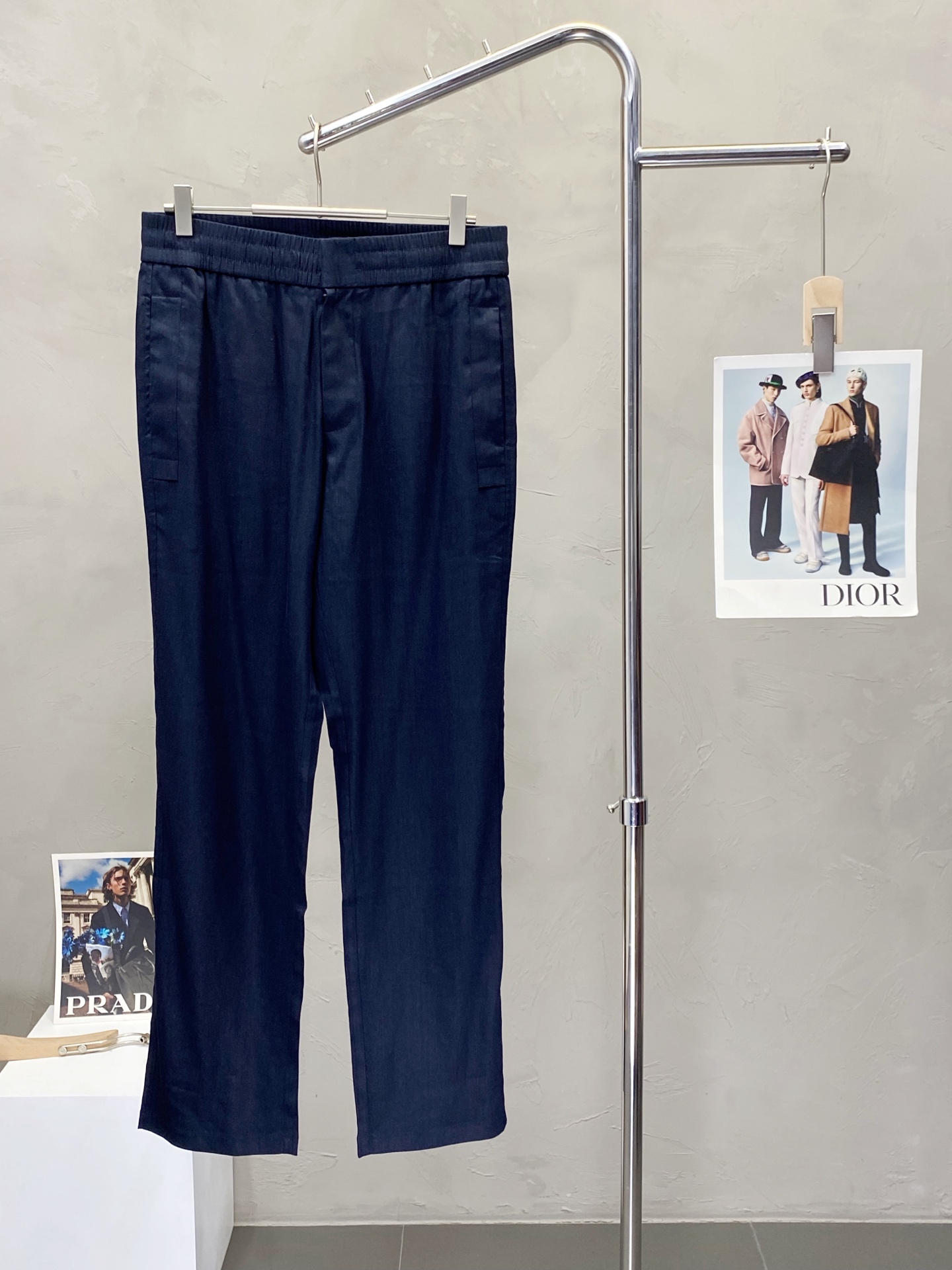 NO:159842,.ZEGNA exclusively offers new casual pants high-end version!  Customized fabrics for counters are breathable and comfortable, with impeccable details, and the brand element design concept reflects high quality. The feel is delicate and soft!  It is casually cut, with a great upper body style!  Number of codes: 48-56, zegna,alexander wang19860909.ZEGNA杰尼亚独家专供新款 休闲裤 高端版本！专柜定制面料 透气舒适度高,细节无可挑剔,品牌元素设计理念,体现高品质.手感细腻柔软！呈现休闲裁剪,上身版型超赞！码数:48-56,,zegna,alexander wang,Men's clothing