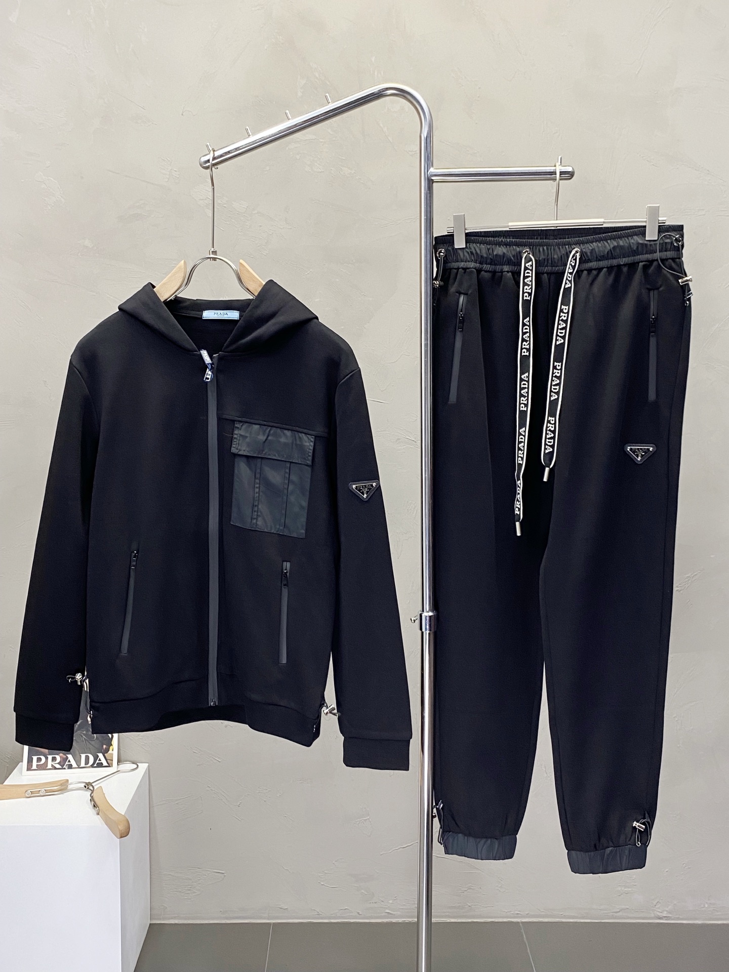 NO:159900,/Set.Prada exclusively offers the same set for the new counter, full of high-end feel!  The details are exquisite and high-end, and the workmanship is impeccable!  Imported fabrics are three-dimensional, exquisite and delicate. The original high-end double-sided jersey fabrics are very high-end!  Original zipper!  The fabric is crisp, wrinkle-resistant, wear-resistant, moisture absorption, quick drying and breathable, neat and stylish. Code number M-3XL, prada, prada, alexander wang19860909/套.Prada普拉达独家专供新款专柜同款套装,高级感满满！细节精致高档,做工无可挑剔！进口面料 立体精致细腻.原版高端双面平纹针织面料很显高级！原版拉链！面料挺括抗皱耐磨,吸湿速干透气,利落有型.码数M-3XL,,prada,prada,alexander wang,Men's clothing