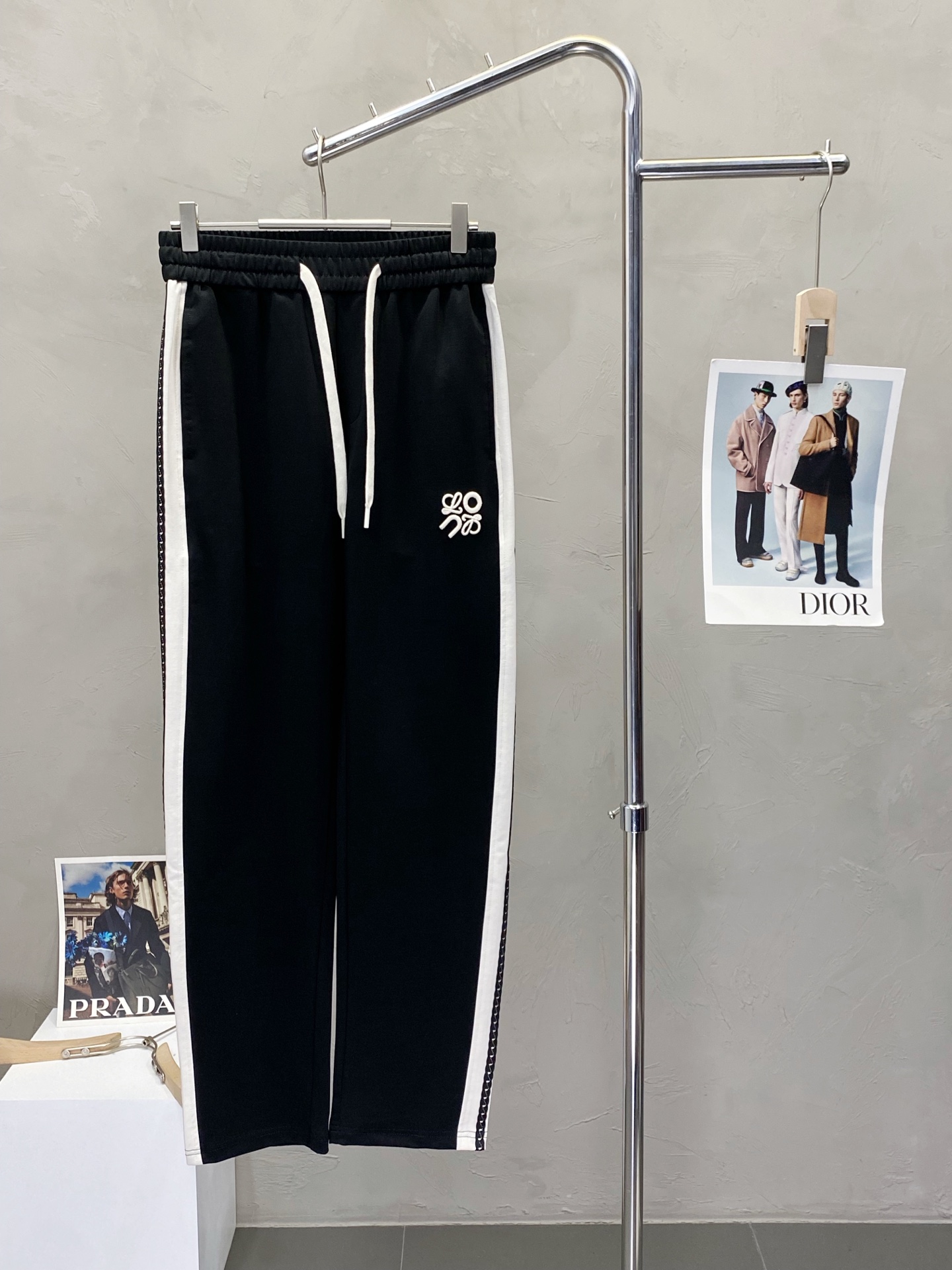 NO:159839,.LOEWE exclusively available for new casual pants high-end version!  Customized fabrics for counters are breathable and comfortable, with impeccable details, and the brand element design concept reflects high quality. The feel is delicate and soft!  It is casually cut, with a great upper body style!  Number of codes: M-3XL, loewe, loewe, alexander wang19860909.LOEWE罗意威独家专供新款 休闲裤 高端版本！专柜定制面料 透气舒适度高,细节无可挑剔,品牌元素设计理念,体现高品质.手感细腻柔软！呈现休闲裁剪,上身版型超赞！码数: M-3XL,,loewe,loewe,alexander wang,Men's clothing