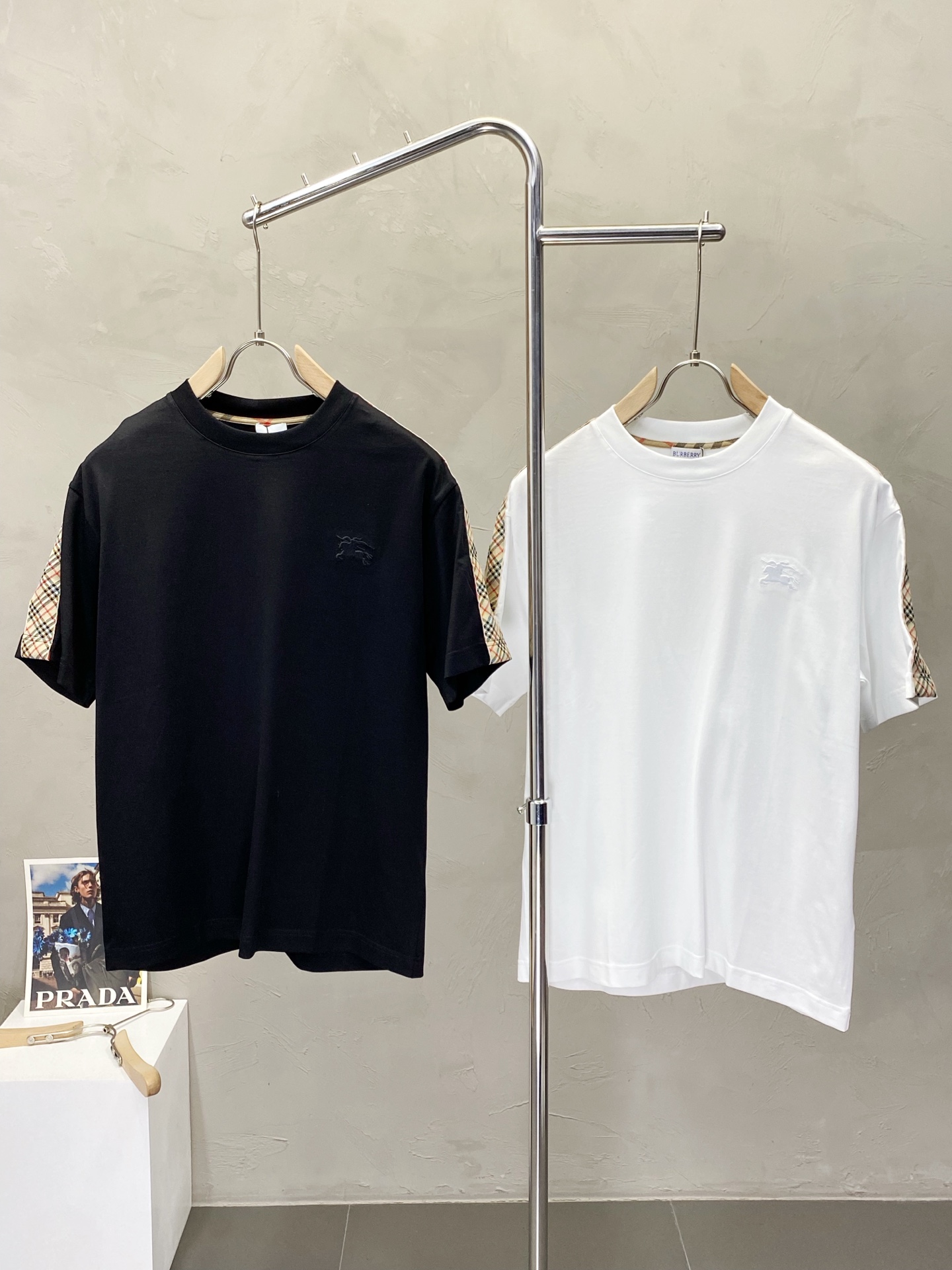 NO:159878,.Burberry Burberry exclusively offers new spring and autumn styles for men's casual short sleeves. High-end customization, high-end version, fashionable and versatile, hot original imported fabric, logo pattern design, super soft and delicate, skin-friendly and comfortable to wear, high-end boutique, OEM, fine-made top body, very good, men's essential items, three-standard size M-3XL,,burberry,burberry,T-shirt,alexander wang19860909.Burberry巴宝莉独家专供春秋新款原单男士休闲短袖.高端定制 高版本 时尚百搭爆款原版进口面料 logo图案设计 手感超柔软细腻 穿着亲肤舒适 高端精品 代工厂精细做上身非常赞 男士必备单品 三标齐全 尺码M-3XL,,burberry,burberry,T-shirt,alexander wang,Men's clothing