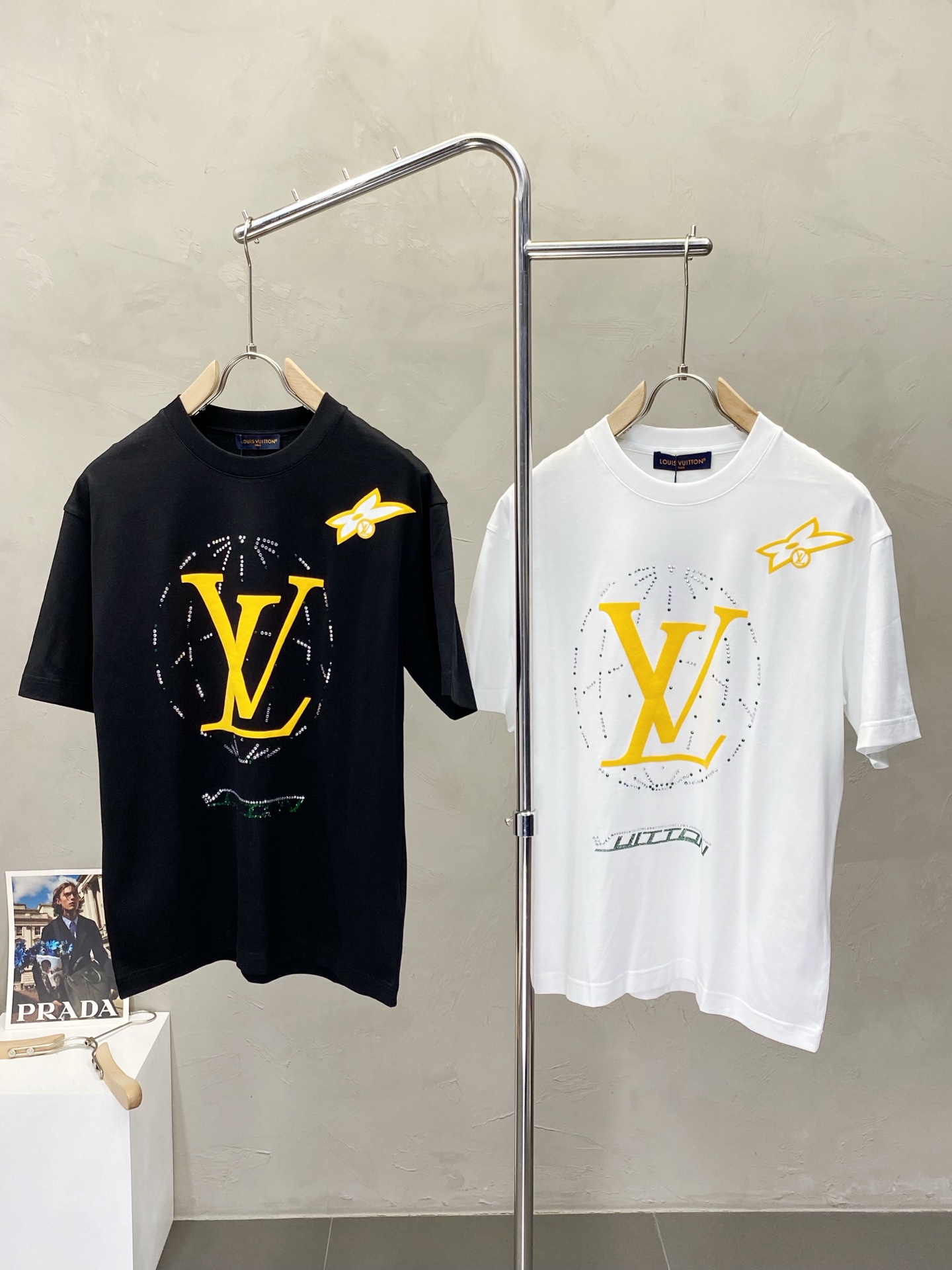 NO:159870,.Louis Vuitton exclusively offers new spring and autumn styles for the original single men's casual short sleeves. High-end customization, high-end version, fashionable and versatile, hot original imported fabric, logo pattern design, super soft and delicate, skin-friendly and comfortable to wear, high-end boutique, OEM, fine-made top body, very good, men's essential items, three-standard size M-3XL,,louis vuitton,louis vuitton,T-shirt,alexander wang19860909.Louis Vuitton路易威登独家专供春秋新款原单男士休闲短袖.高端定制 高版本 时尚百搭爆款原版进口面料 logo图案设计 手感超柔软细腻 穿着亲肤舒适 高端精品 代工厂精细做上身非常赞 男士必备单品 三标齐全 尺码M-3XL,,louis vuitton,louis vuitton,T-shirt,alexander wang,Men's clothing