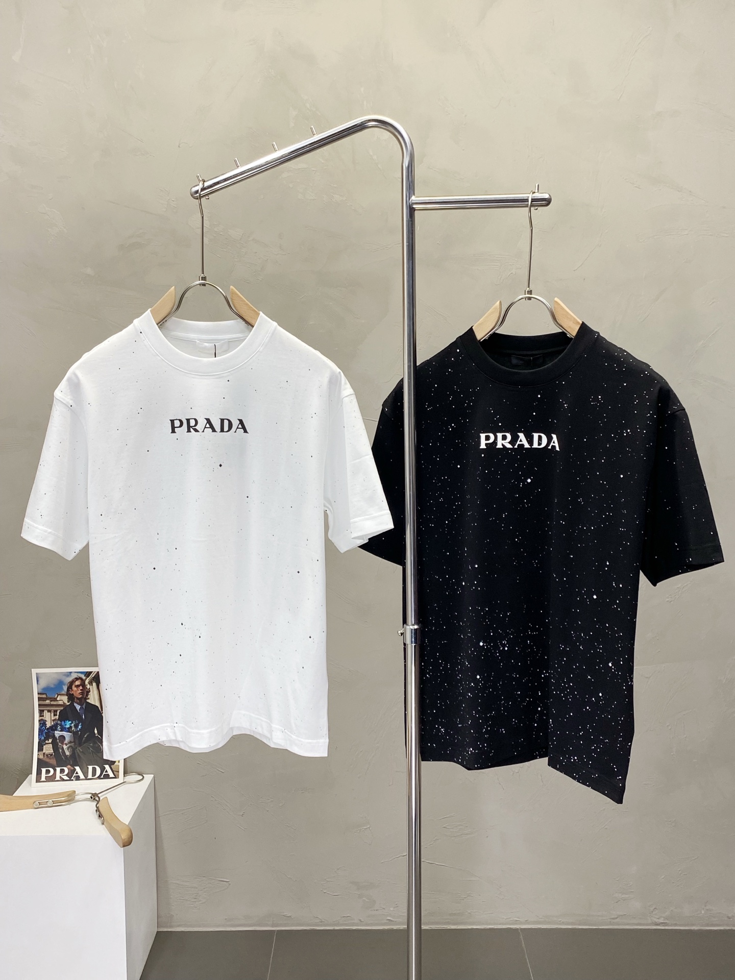 NO:159875,.Prada exclusively offers new spring and autumn styles for the original single men's casual short sleeves. High-end customization, high-end version, fashionable and versatile, original imported fabric, logo pattern design, super soft and delicate, skin-friendly and comfortable to wear, high-end boutique, OEM, fine-made top body, very good, men's essential items, three-standard size M-3XL,,prada,prada,T-shirt,alexander wang19860909.Prada普拉达独家专供春秋新款原单男士休闲短袖.高端定制 高版本 时尚百搭爆款原版进口面料 logo图案设计 手感超柔软细腻 穿着亲肤舒适 高端精品 代工厂精细做上身非常赞 男士必备单品 三标齐全 尺码M-3XL,,prada,prada,T-shirt,alexander wang,Men's clothing