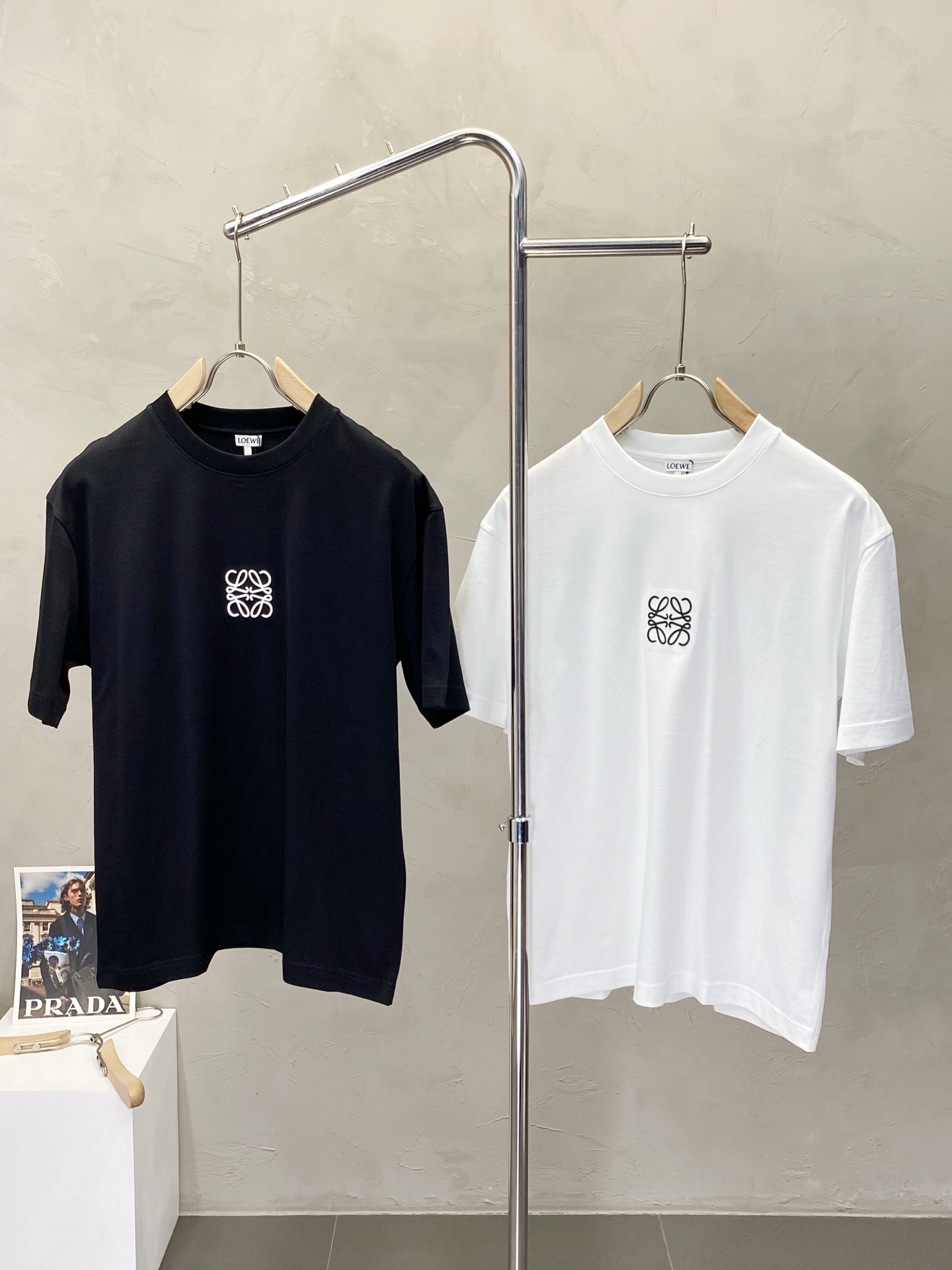 NO:159865,.LOEWE exclusively offers new spring and autumn styles for the original single men's casual short sleeves. High-end customization, high-end version, fashionable and versatile, hot original imported fabric, logo pattern design, super soft and delicate, skin-friendly and comfortable to wear, high-end boutique, OEM, fine-made top body, very good, men's essential items, three-standard size M-3XL,,loewe,loewe,T-shirt,alexander wang19860909.LOEWE罗意威独家专供春秋新款原单男士休闲短袖.高端定制 高版本 时尚百搭爆款原版进口面料 logo图案设计 手感超柔软细腻 穿着亲肤舒适 高端精品 代工厂精细做上身非常赞 男士必备单品 三标齐全 尺码M-3XL,,loewe,loewe,T-shirt,alexander wang,Men's clothing