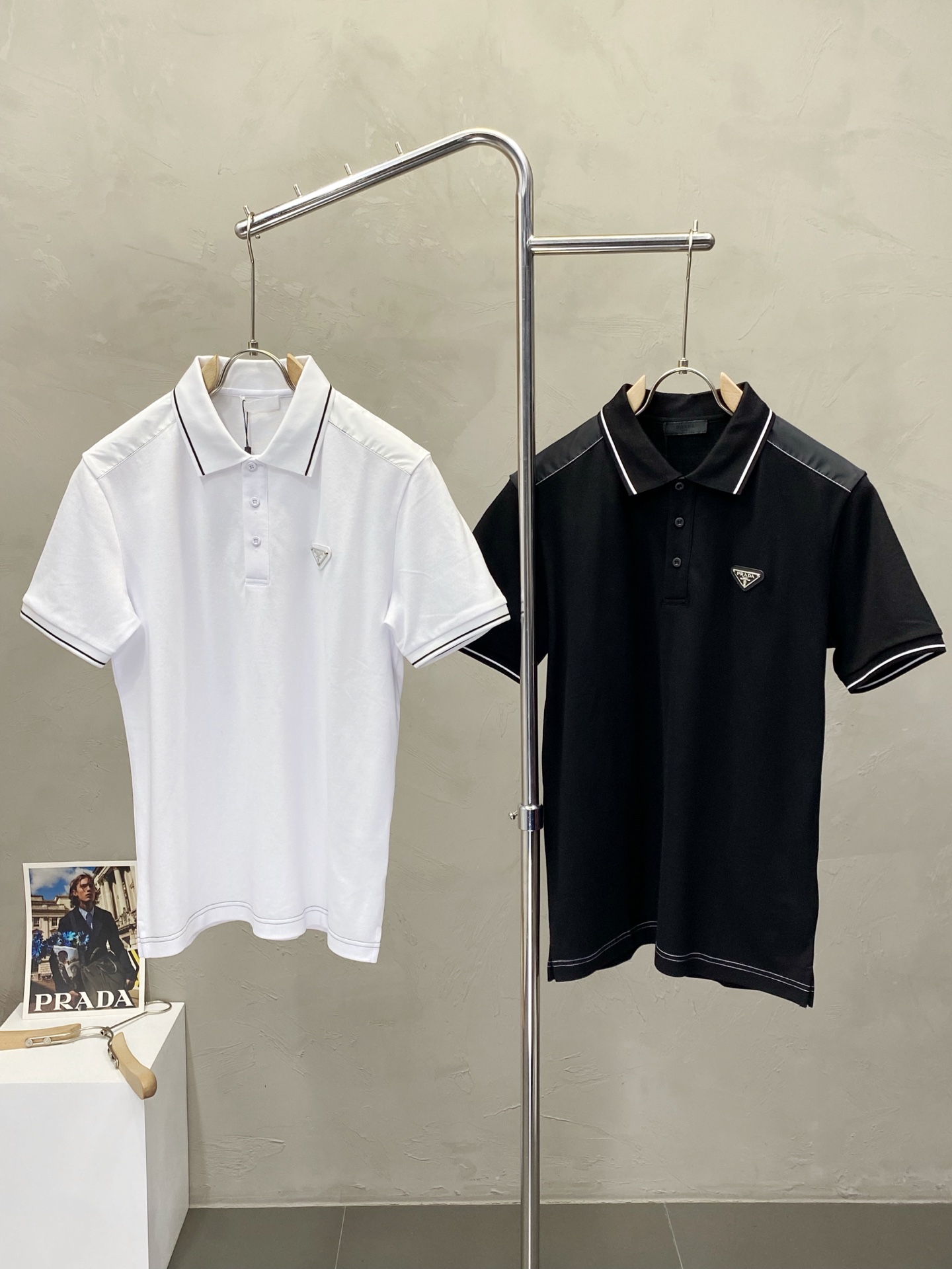 NO:159861,.Prada exclusively offers new spring and autumn styles for the original single men's casual short sleeves. High-end customization, high-end version, fashionable and versatile, hot original imported fabric, logo pattern design, super soft and delicate, skin-friendly and comfortable to wear, high-end boutique, OEM, fine-made top body, very good, men's essential items, three-standard size M-3XL,,prada,prada,T-shirt,alexander wang19860909.Prada普拉达独家专供春秋新款原单男士休闲短袖.高端定制 高版本 时尚百搭爆款原版进口面料 logo图案设计 手感超柔软细腻 穿着亲肤舒适 高端精品 代工厂精细做上身非常赞 男士必备单品 三标齐全 尺码M-3XL,,prada,prada,T-shirt,alexander wang,Men's clothing