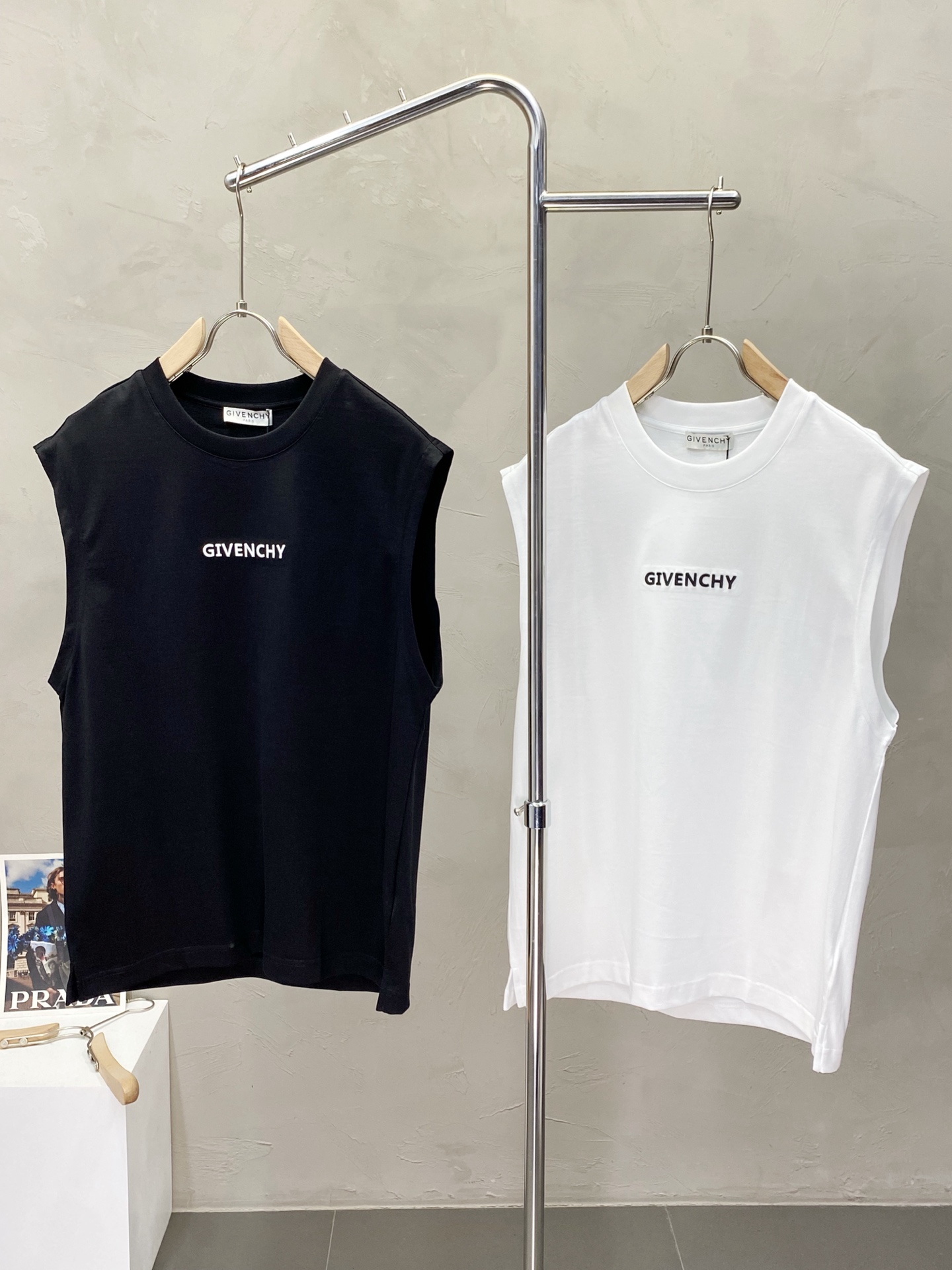 NO:159886,.Givenchy Givenchy exclusively offers new spring and autumn original single men's casual vest vest, high-end customization, high-end version, fashionable and versatile, original imported fabric, logo pattern design, super soft and delicate, skin-friendly and comfortable to wear, high-end boutique, OEM, fine-made top body, very good, men's essential items, three-standard size M-3XL,, given, given, given, alexander wang19860909.Givenchy纪梵希独家专供春秋新款原单男士休闲坎肩背心 高端定制 高版本 时尚百搭爆款原版进口面料 logo图案设计 手感超柔软细腻 穿着亲肤舒适 高端精品 代工厂精细做上身非常赞 男士必备单品 三标齐全 尺码M-3XL,,givenchy,givenchy,alexander wang,Men's clothing