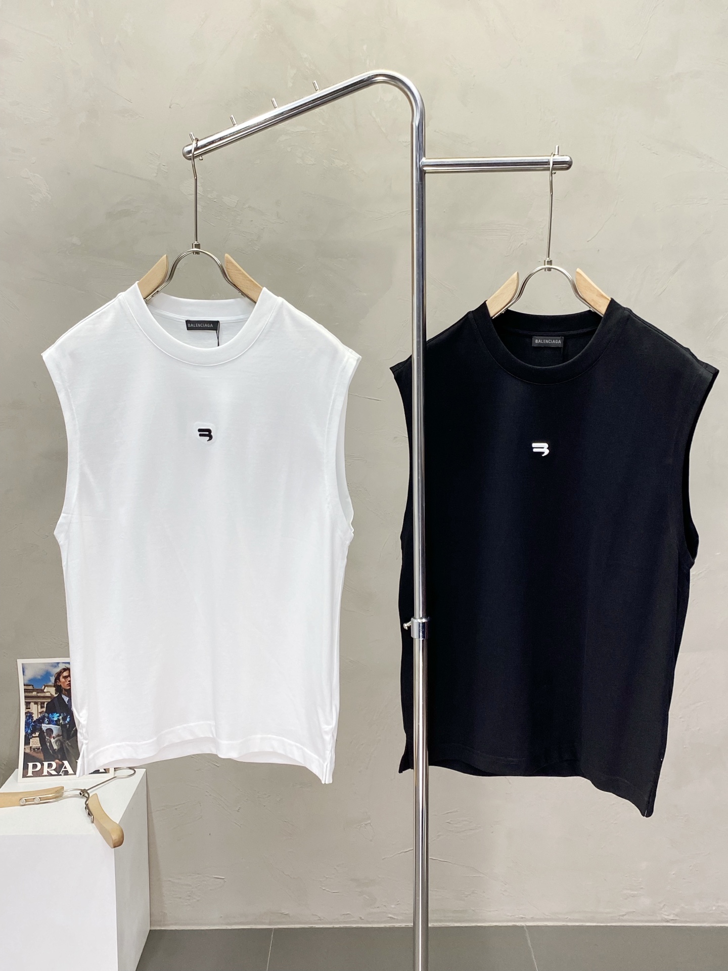 NO:159890,.Balenciga Balenciga exclusively offers new spring and autumn style original single men's casual vest vest high-end customization high-end version fashionable and versatile original imported fabric logo pattern design super soft and delicate touch, skin-friendly and comfortable to wear high-end boutique OEM factory fine-made top body very good Men's essential items complete three standards Size M-3XL,,balenciaga,balenciaga,alexander wang19860909.Balenciga巴黎世家独家专供春秋新款原单男士休闲坎肩背心 高端定制 高版本 时尚百搭爆款原版进口面料 logo图案设计 手感超柔软细腻 穿着亲肤舒适 高端精品 代工厂精细做上身非常赞 男士必备单品 三标齐全 尺码M-3XL,,balenciaga,balenciaga,alexander wang,Men's clothing