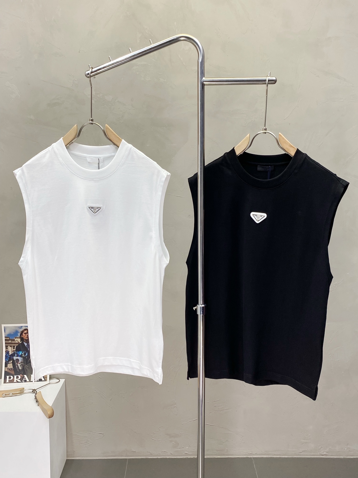 NO:159895,.Prada exclusively offers new spring and autumn style original single men's casual vest vest for spring and autumn. High-end customization. High-end version. Fashionable and versatile and popular original imported fabric. Logo pattern design. Super soft and delicate touch. Comfortable for wearing. High-end boutique. OEM is very good for making the upper body. Must have men's essential items. Three standards are complete. Size M-3XL,,prada,prada,alexander wang.19860909.Prada普拉达独家专供春秋新款原单男士休闲坎肩背心 高端定制 高版本 时尚百搭爆款原版进口面料 logo图案设计 手感超柔软细腻 穿着亲肤舒适 高端精品 代工厂精细做上身非常赞 男士必备单品 三标齐全 尺码M-3XL,,prada,prada,alexander wang,Men's clothing