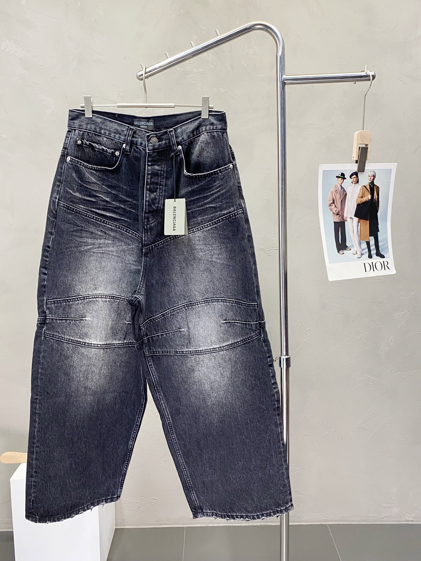 NO:159859,.Balenciga exclusively offers new casual wide-leg jeans high-end version!  Customized fabrics for counters are breathable and comfortable, with impeccable details, and the brand element design concept reflects high quality. The feel is delicate and soft!  It is casually cut, with a great upper body style!  Code number XS-M, balenciaga, balenciaga, jeans, alexander wang19860909.Balenciga巴黎世家独家专供新款休闲阔腿牛仔裤高端版本！专柜定制面料 透气舒适度高,细节无可挑剔,品牌元素设计理念,体现高品质.手感细腻柔软！呈现休闲裁剪,上身版型超赞！码数XS-M,,balenciaga,balenciaga,jeans,alexander wang,Men's clothing