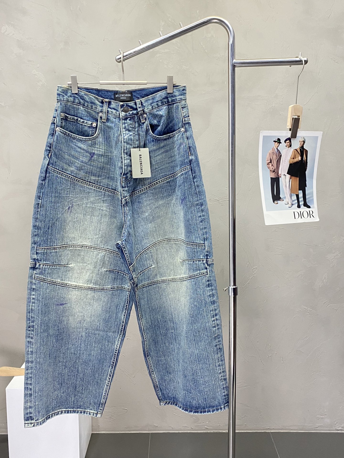 NO:159853,.Balenciga exclusively offers new casual wide-leg jeans high-end version!  Customized fabrics for counters are breathable and comfortable, with impeccable details, and the brand element design concept reflects high quality. The feel is delicate and soft!  It is casually cut, with a great upper body style!  Code number XS-M, balenciaga, balenciaga, jeans, alexander wang19860909.Balenciga巴黎世家独家专供新款休闲阔腿牛仔裤高端版本！专柜定制面料 透气舒适度高,细节无可挑剔,品牌元素设计理念,体现高品质.手感细腻柔软！呈现休闲裁剪,上身版型超赞！码数XS-M,,balenciaga,balenciaga,jeans,alexander wang,Men's clothing