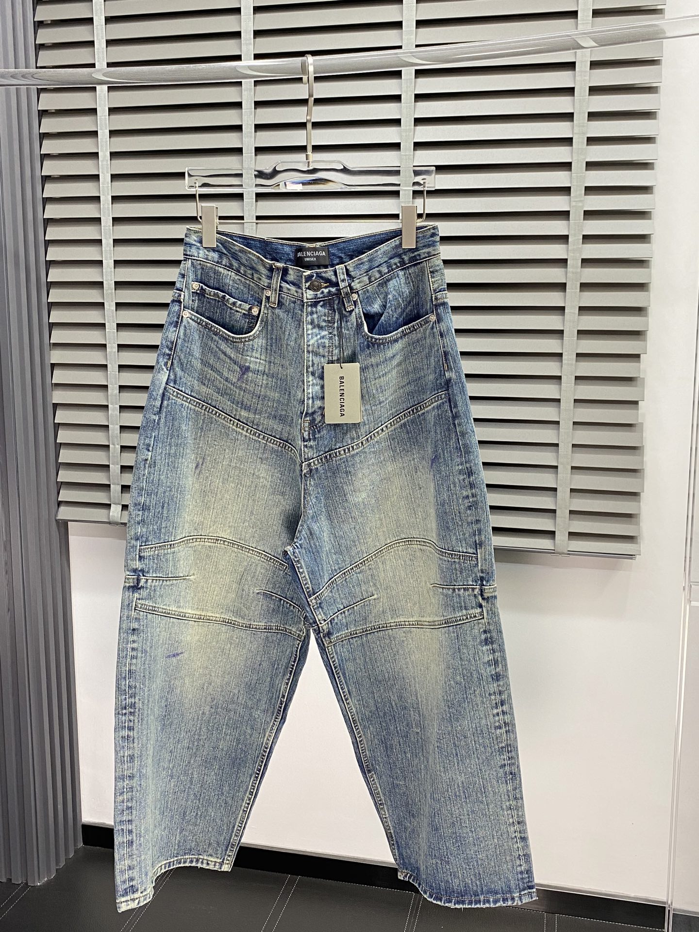 NO:162695,.Balenciga exclusively offers new casual wide-leg jeans high-end version!  Customized fabrics for counters are breathable and comfortable, with impeccable details, and the brand element design concept reflects high quality. The feel is delicate and soft!  It is casually cut, with a great upper body style!  Code number XS-M, balenciaga, balenciaga, jeans, alexander wang19860909.Balenciga巴黎世家独家专供新款休闲阔腿牛仔裤高端版本！专柜定制面料 透气舒适度高,细节无可挑剔,品牌元素设计理念,体现高品质.手感细腻柔软！呈现休闲裁剪,上身版型超赞！码数XS-M,,balenciaga,balenciaga,jeans,alexander wang,Men's clothing